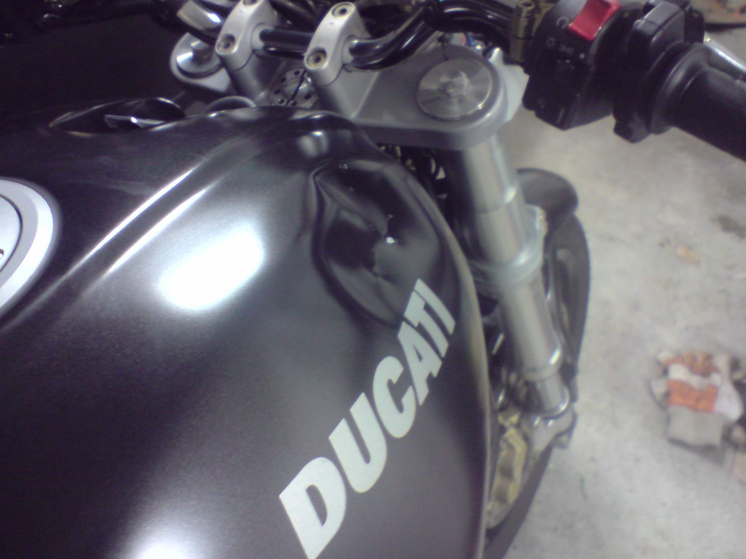 mittelgroße delle im Tank, ist vielleicht so 10x5cm und 2cm tief