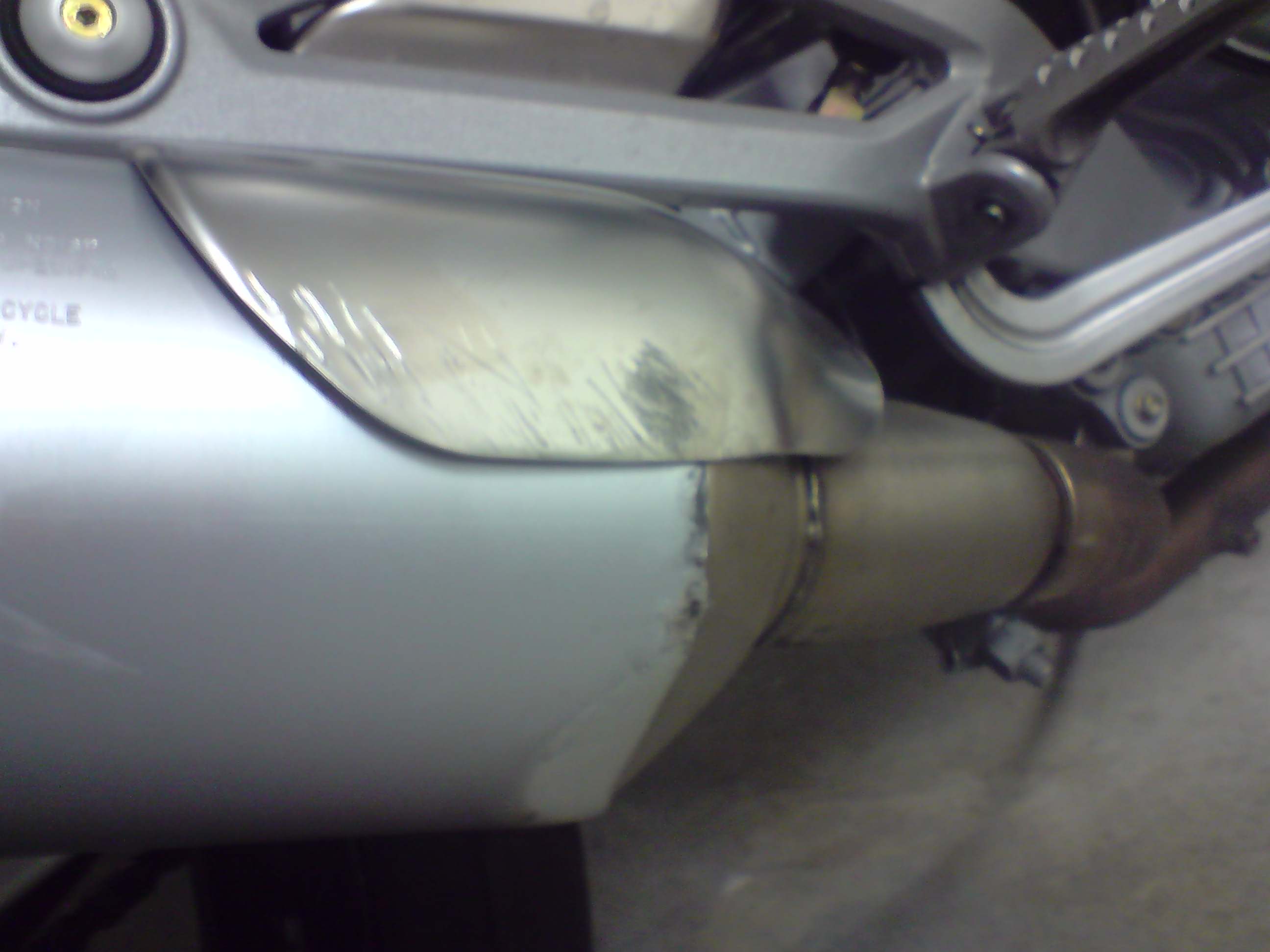 und der auspuff der ein paar schrammen hat... (sollte es noch stören, gibts die orginal dinger günstig bei ebay)