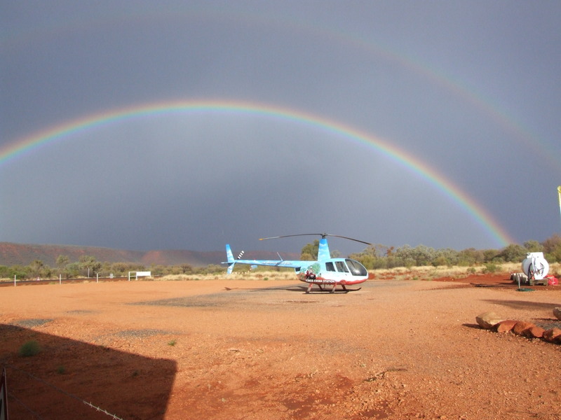 Ein Heli nach einem Regenguss nahe dem Uluru (Ayers Rock)