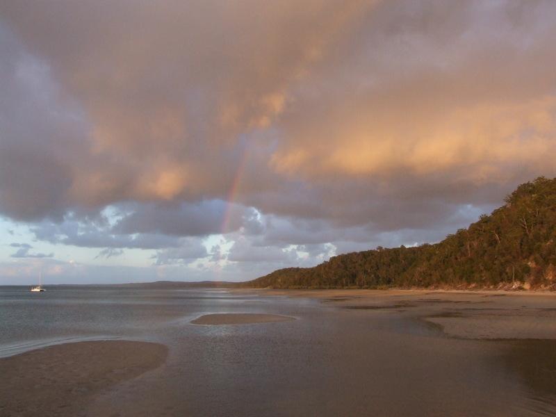In der Abenddämmerung am Landesteg von Fraser Island