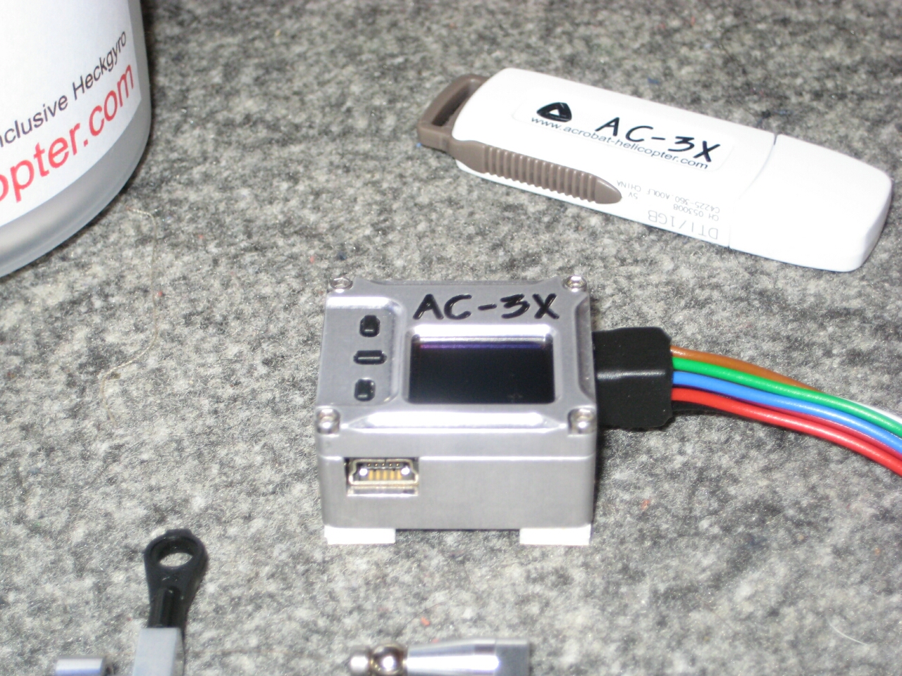AC3X mit Kabelbaum... oben der USB-Stick mit der Anleitung