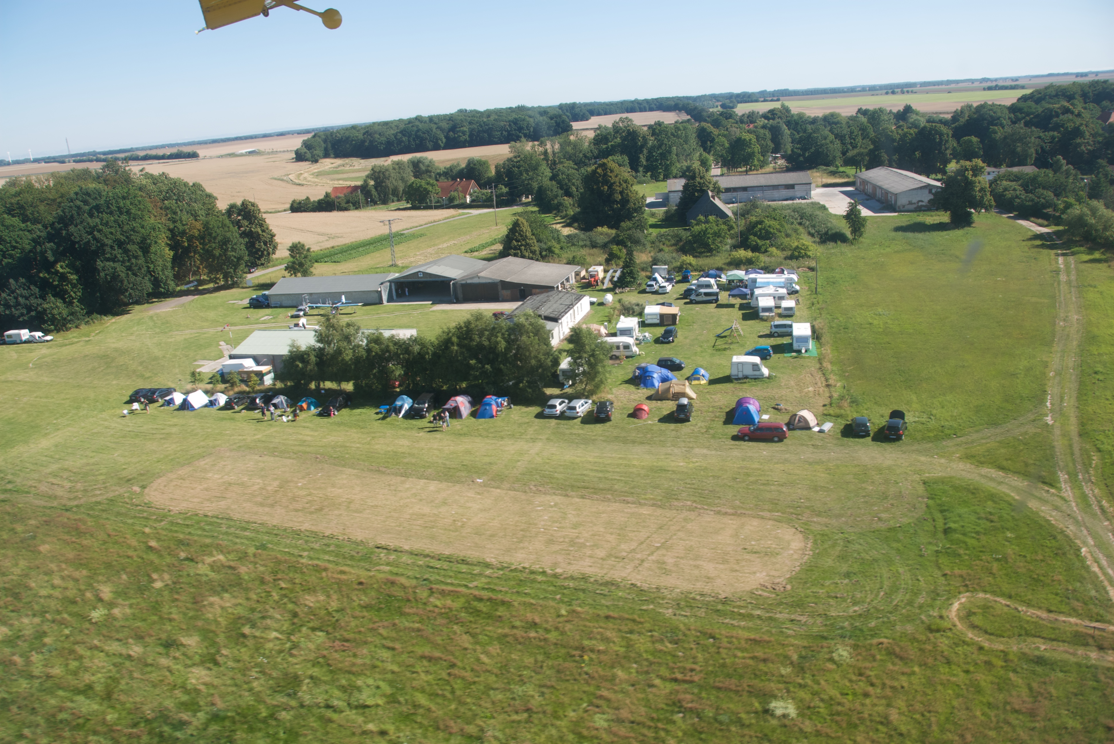 RHF 2008 von oben, auf der kurz gemähten Wiese im Vordergrund können wir morgens und abends fliegen ohne auf den Modellplatz fahren zu müssen (Stinker müssen zu Hause bleiben)