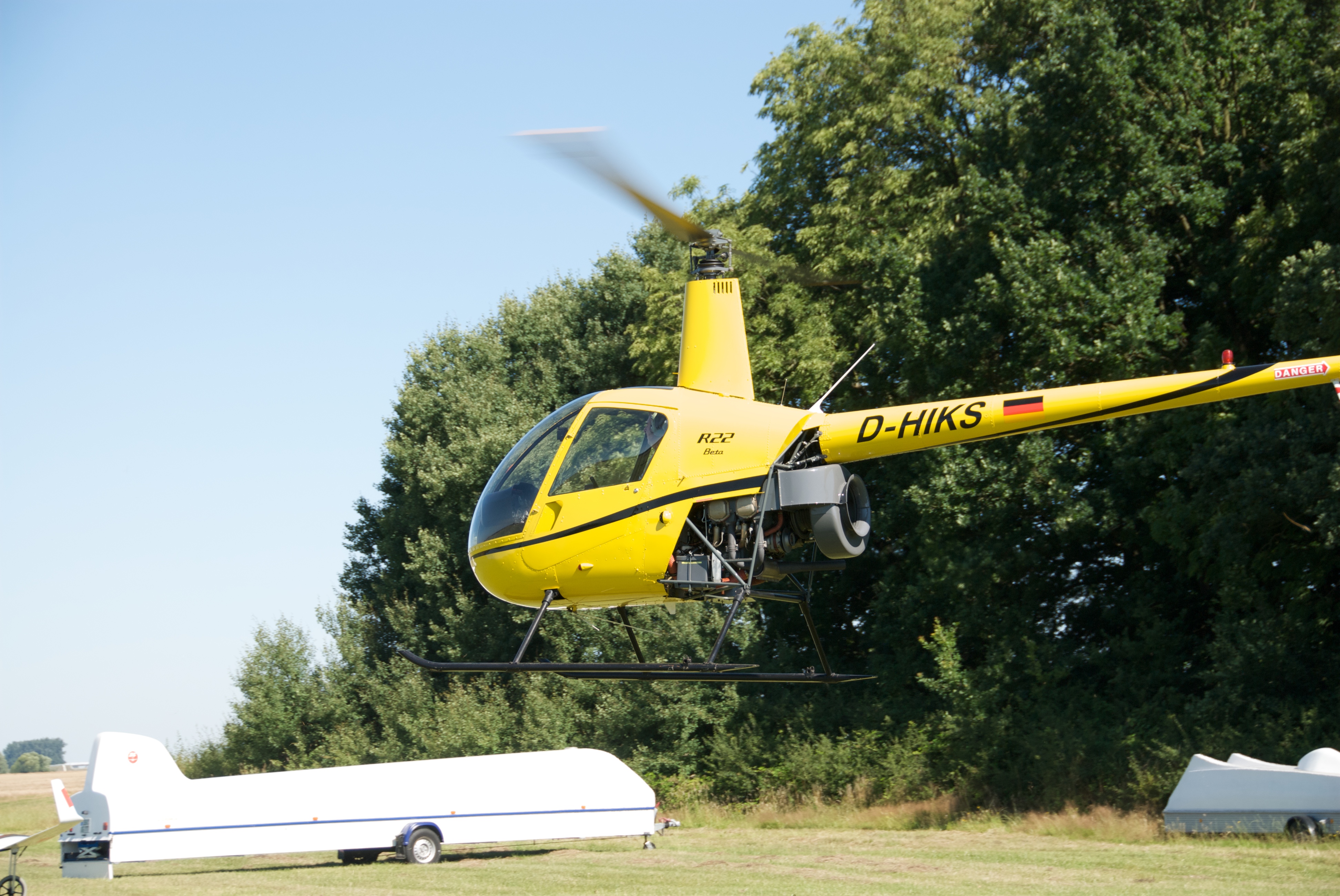 R22 1:1 Scale beim aus der Halle fliegen :D