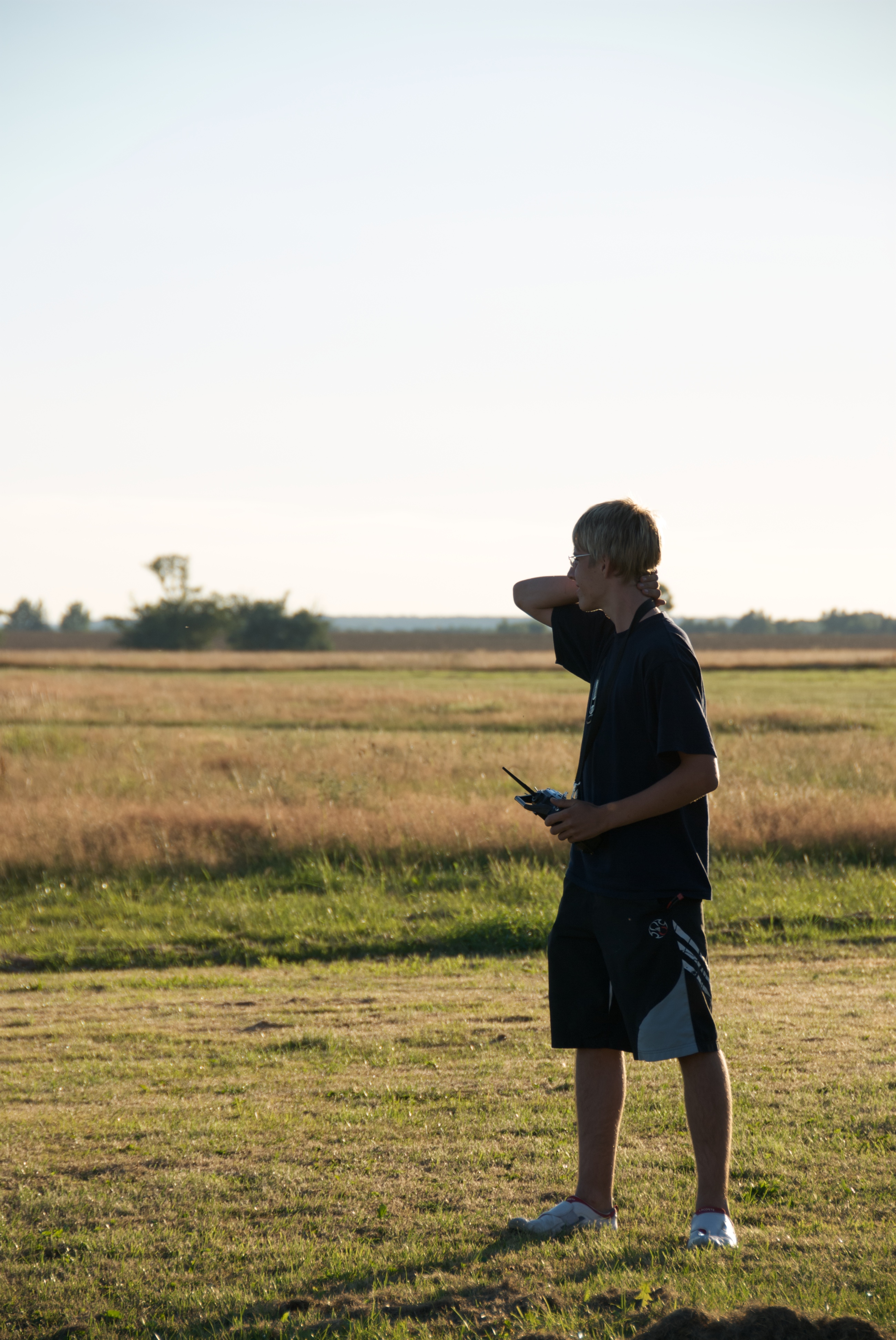 Grübel, sollte der nicht über dem Gras fliegen?