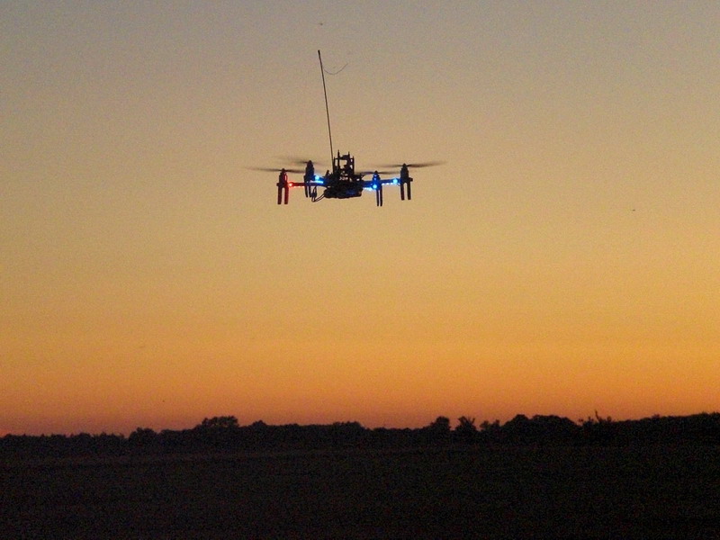 Quadrocopter im Sonnenuntergang