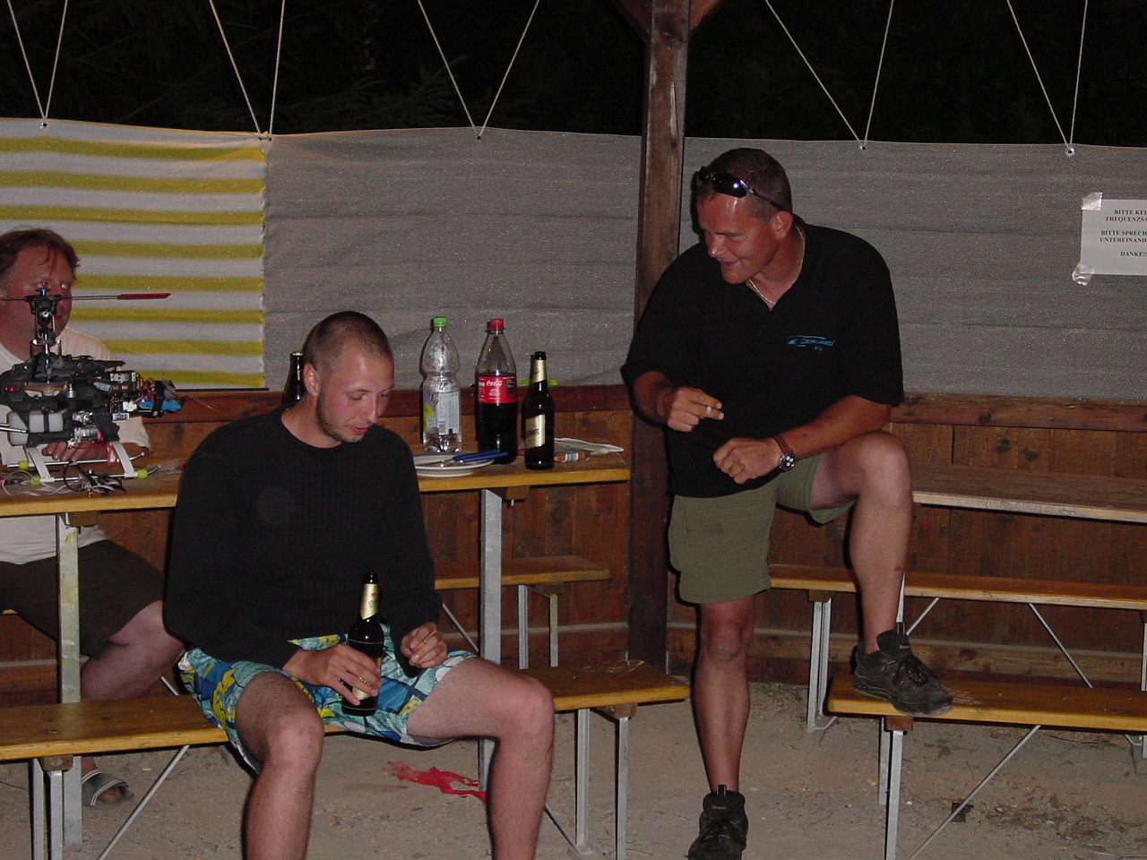 Ladi (links) und Ewy (Co-Fluglehrer Toms Heli School) besprechen den  Trainingsflug am nächsten Tag