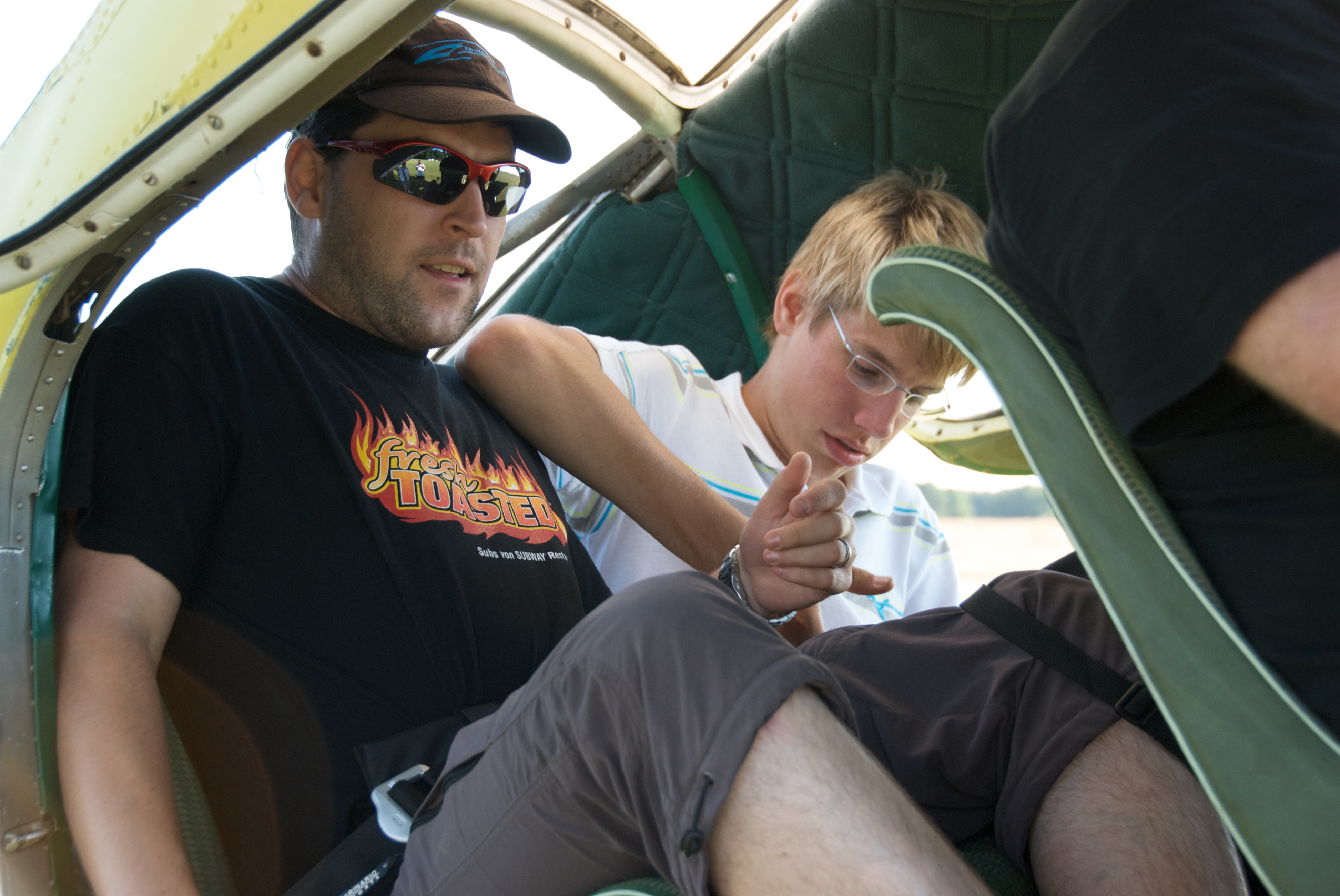 Mataschke und Jan (M3LON) steigen in die Wilga ein