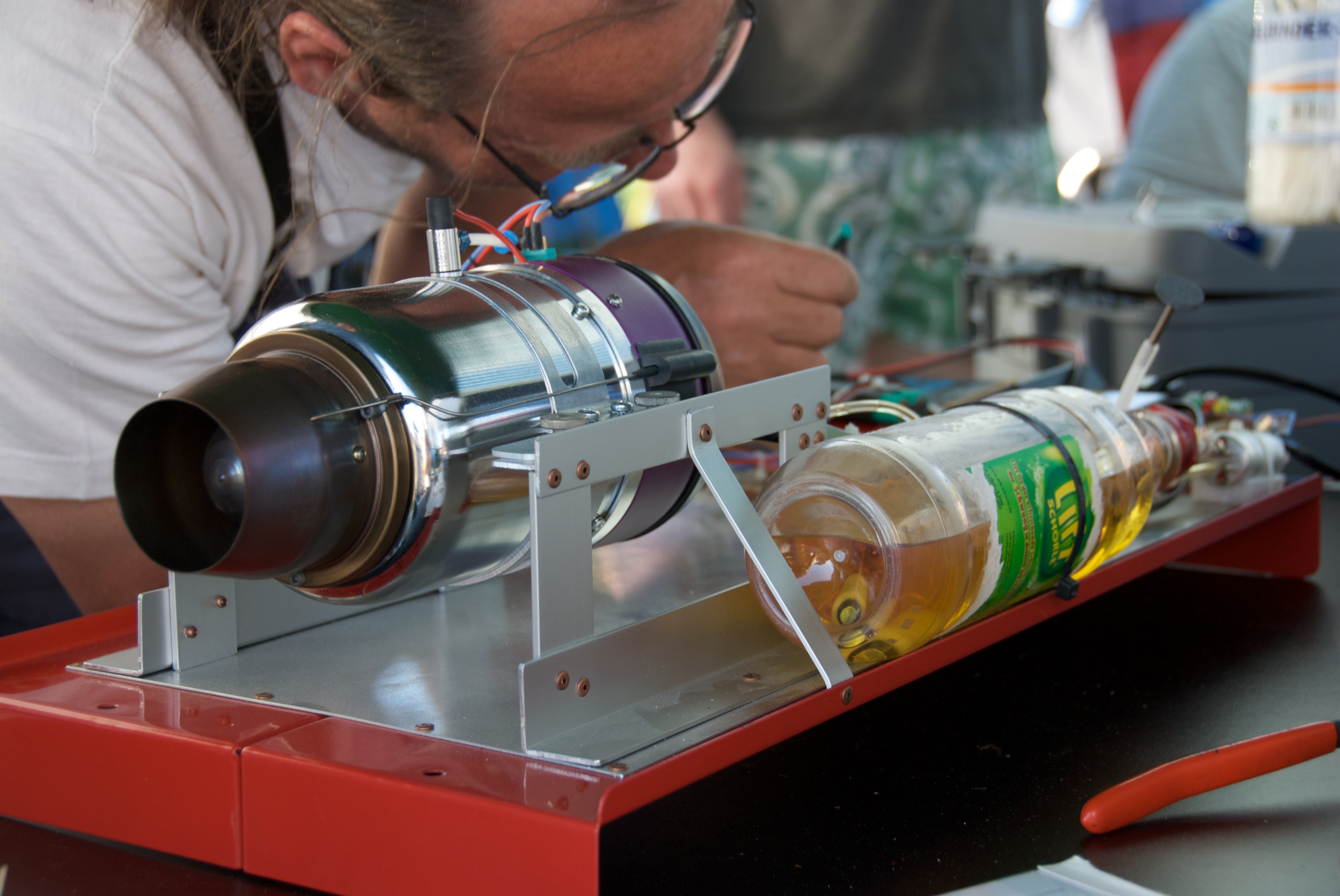 Helmut (Pico500) am Bienenprüfstand vorbereiten