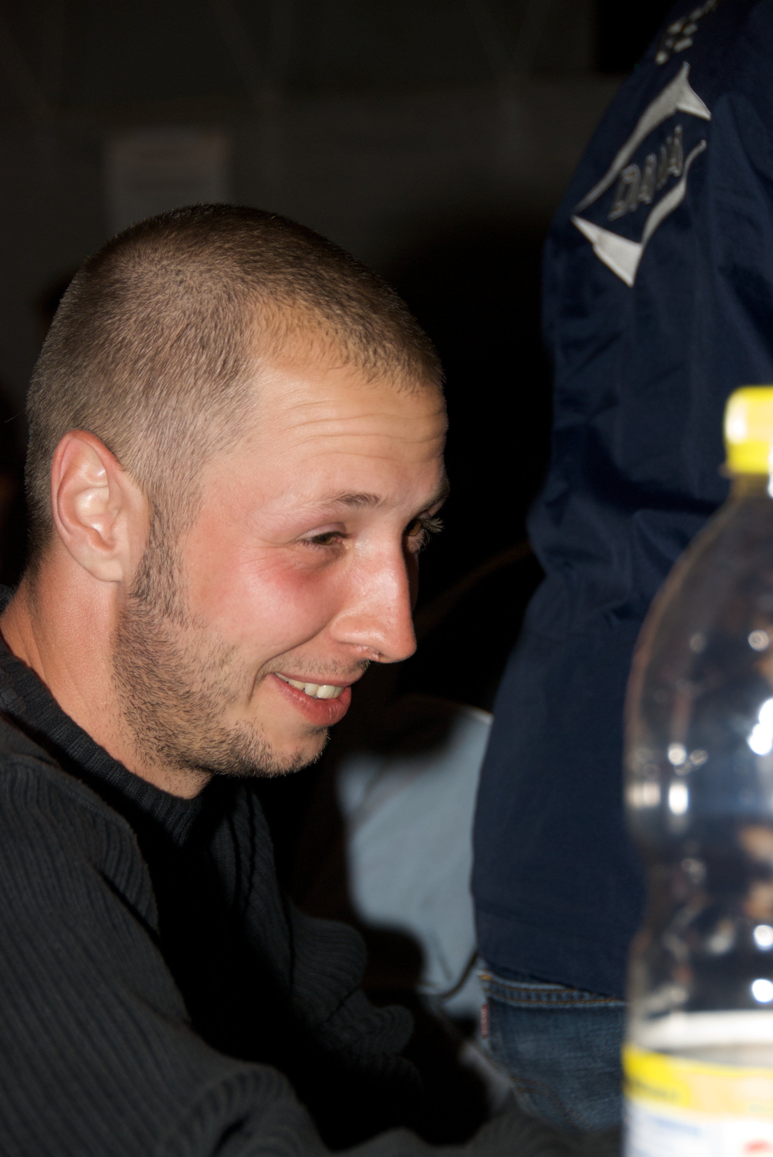 Daniel versucht nach dem zweiten Bier die Augen weiter auf zu halten