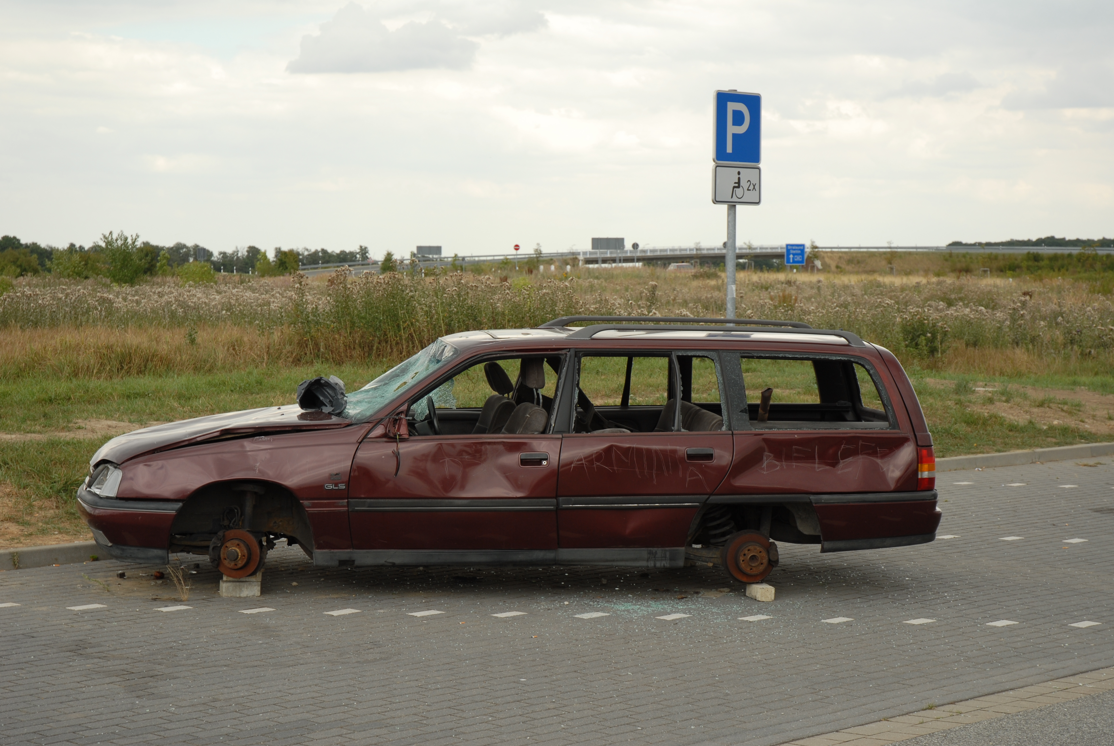 Ohne Kommentar! Ein Parkplatz (Lindholz?) an der A20 während der Anreise ....