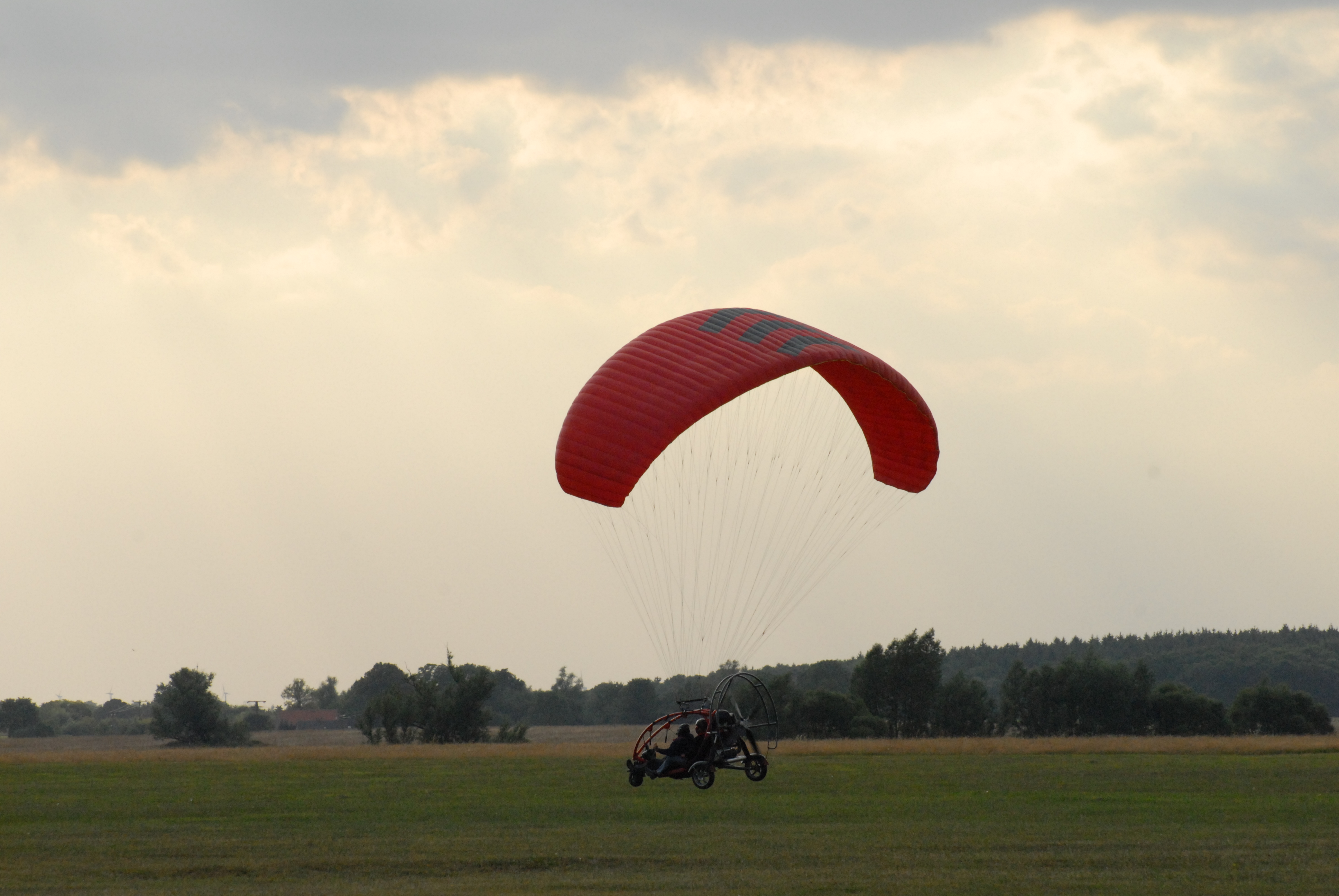 Ultraleichtflieger vermutlich mit Tueftler an Bord
