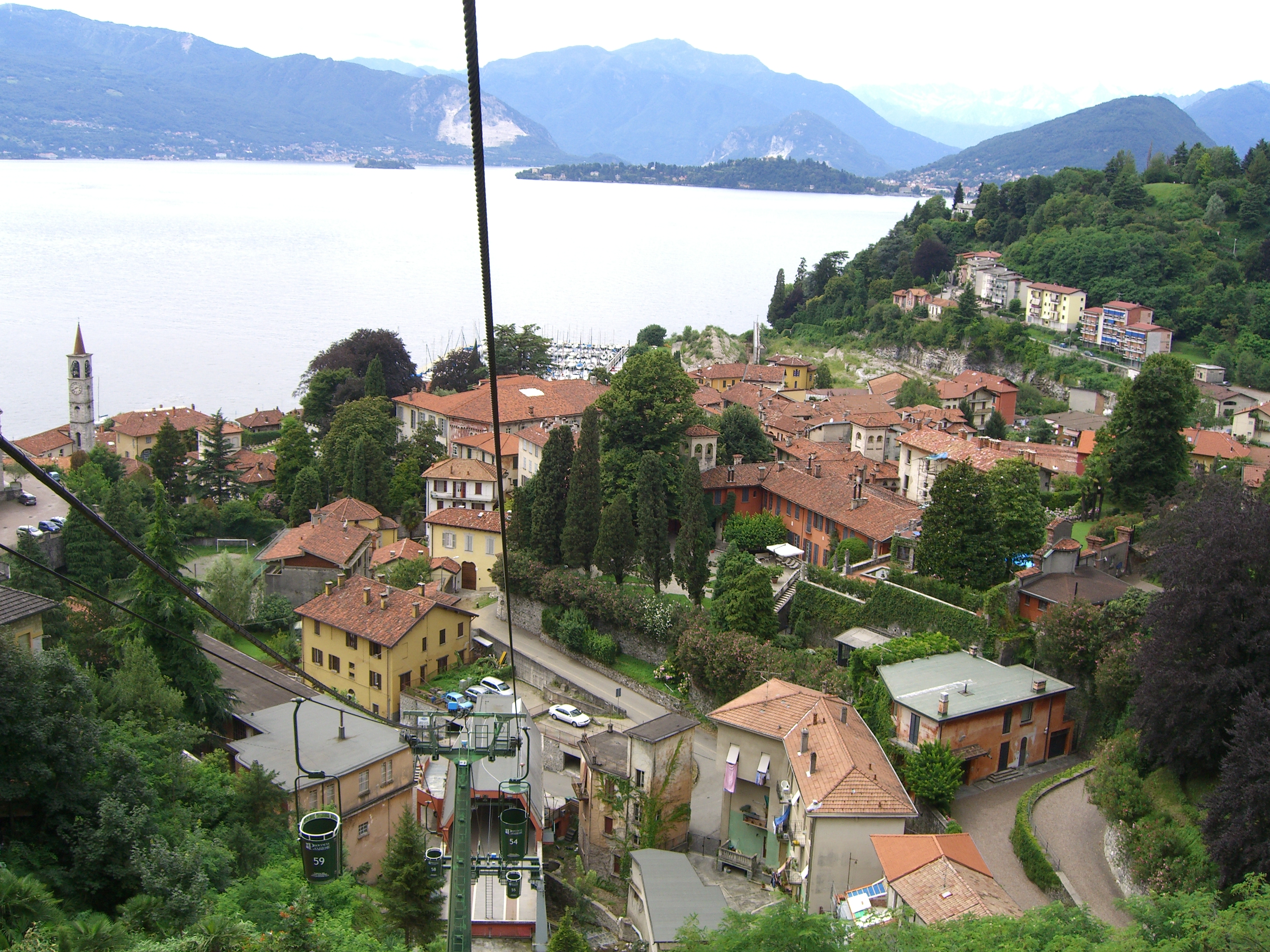 Laveno von etwas höher mit Blick nach Intra/Verbania auf der anderen Seite