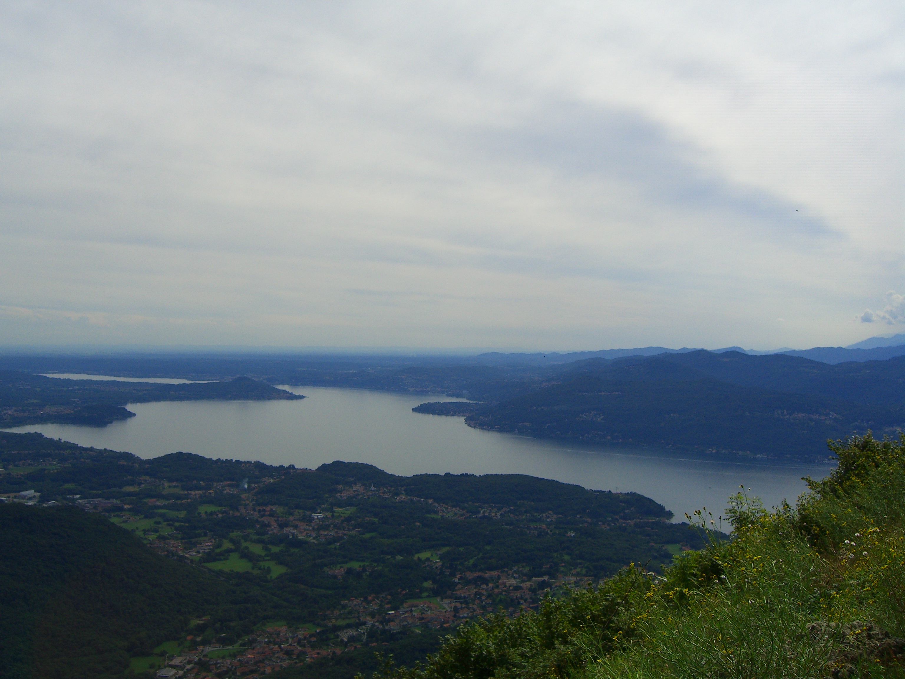 Das untere Ende vom Lago Maggiore vom Gleitschirmstartplatz aus.