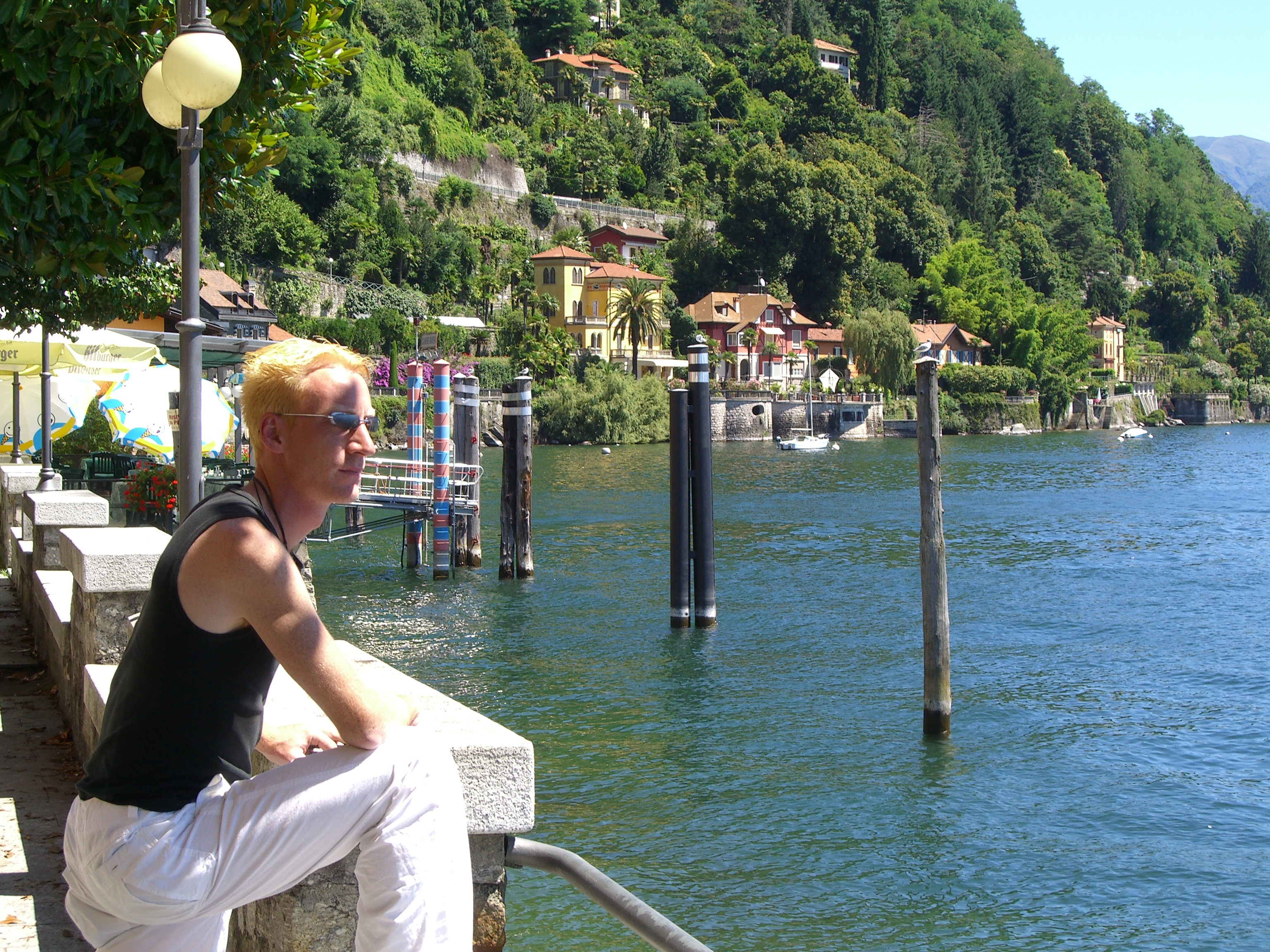 Promenade mit der Anlegestelle in Cannero