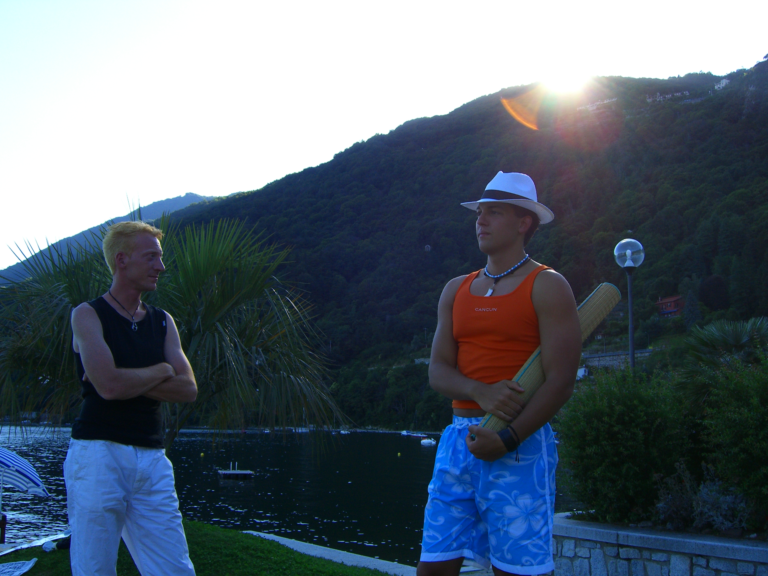 Am hinteren Strand von Cannero verschwindet die Sonne so gegen 19:00 Uhr und dann ist der Strand auch leer.