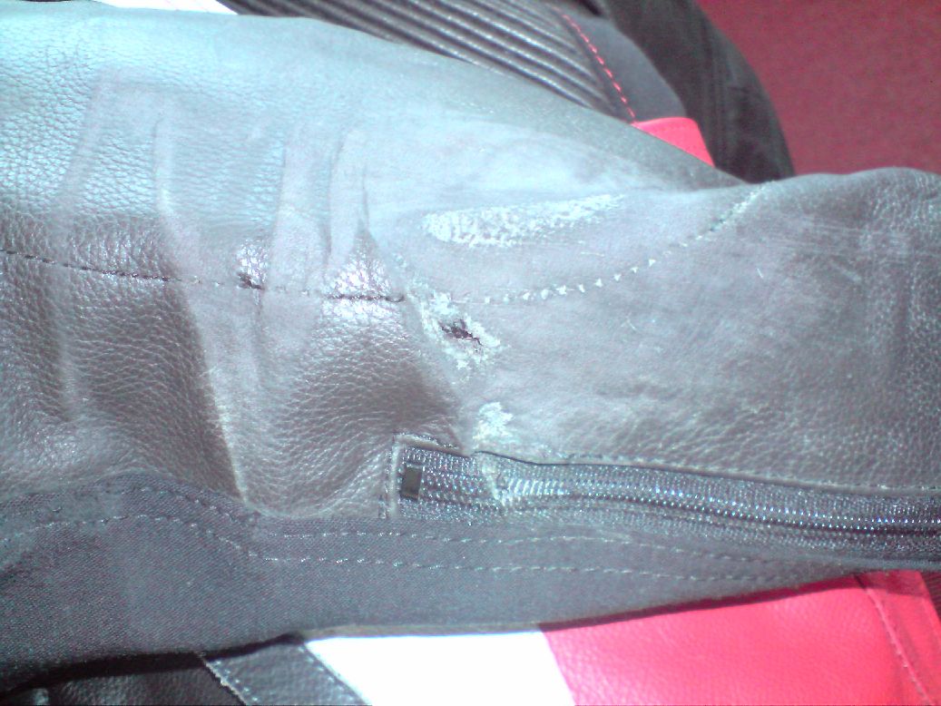 Der Linke Arm, ich will nicht wissen wie das erst bei höhere Geschwindigkeit und ohne Lederkombi aussieht o.O