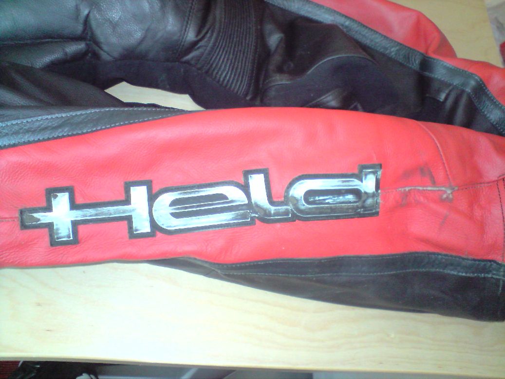 Die Hose, das meiste hat der Schriftzug abbekommen