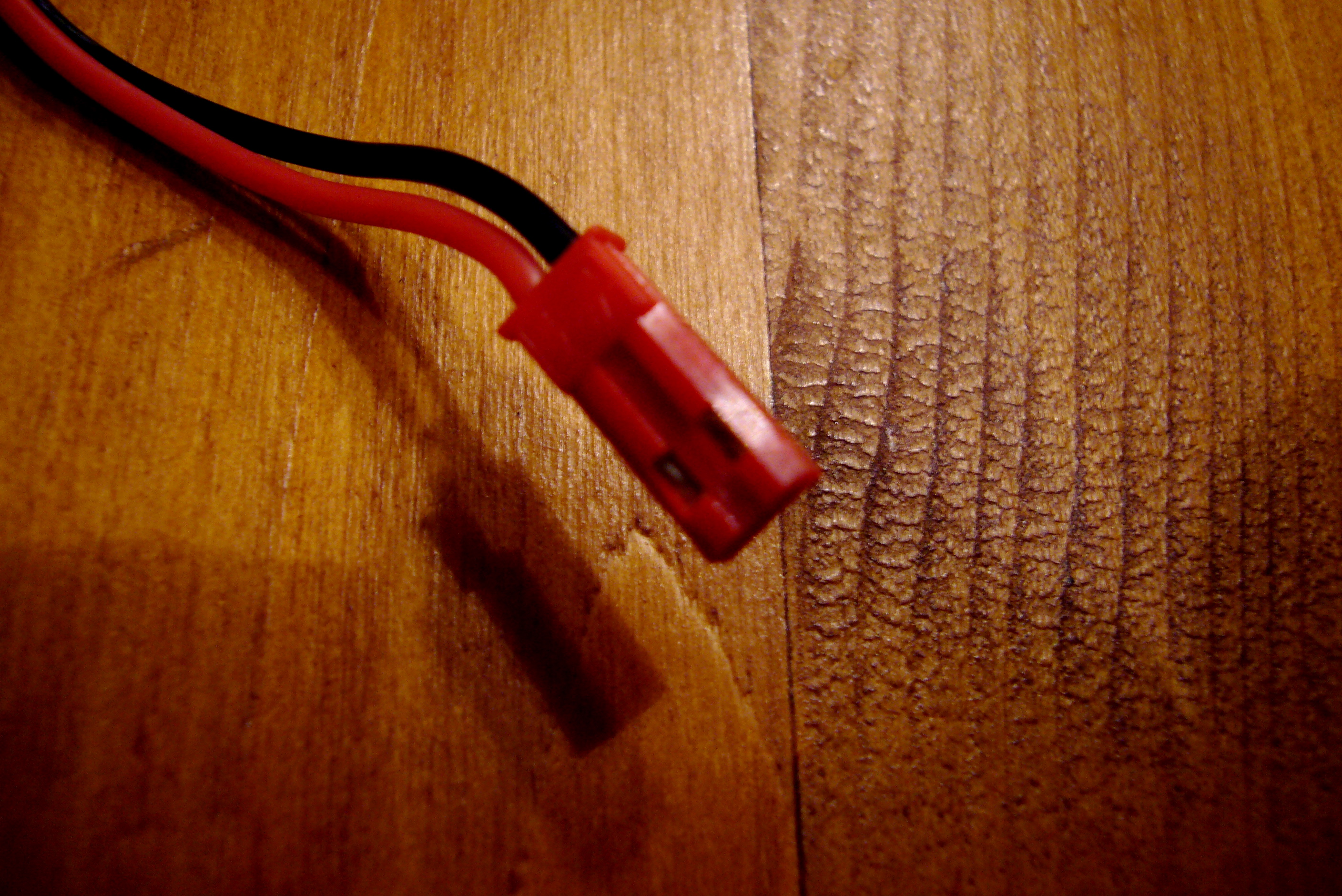 Bild 2 mit orig. Stecker vom Ikarus Akku