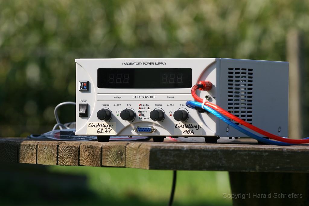 Labornetzteil mit programmierbarem Spannungsschwellwert und Ladestrombegrenzung