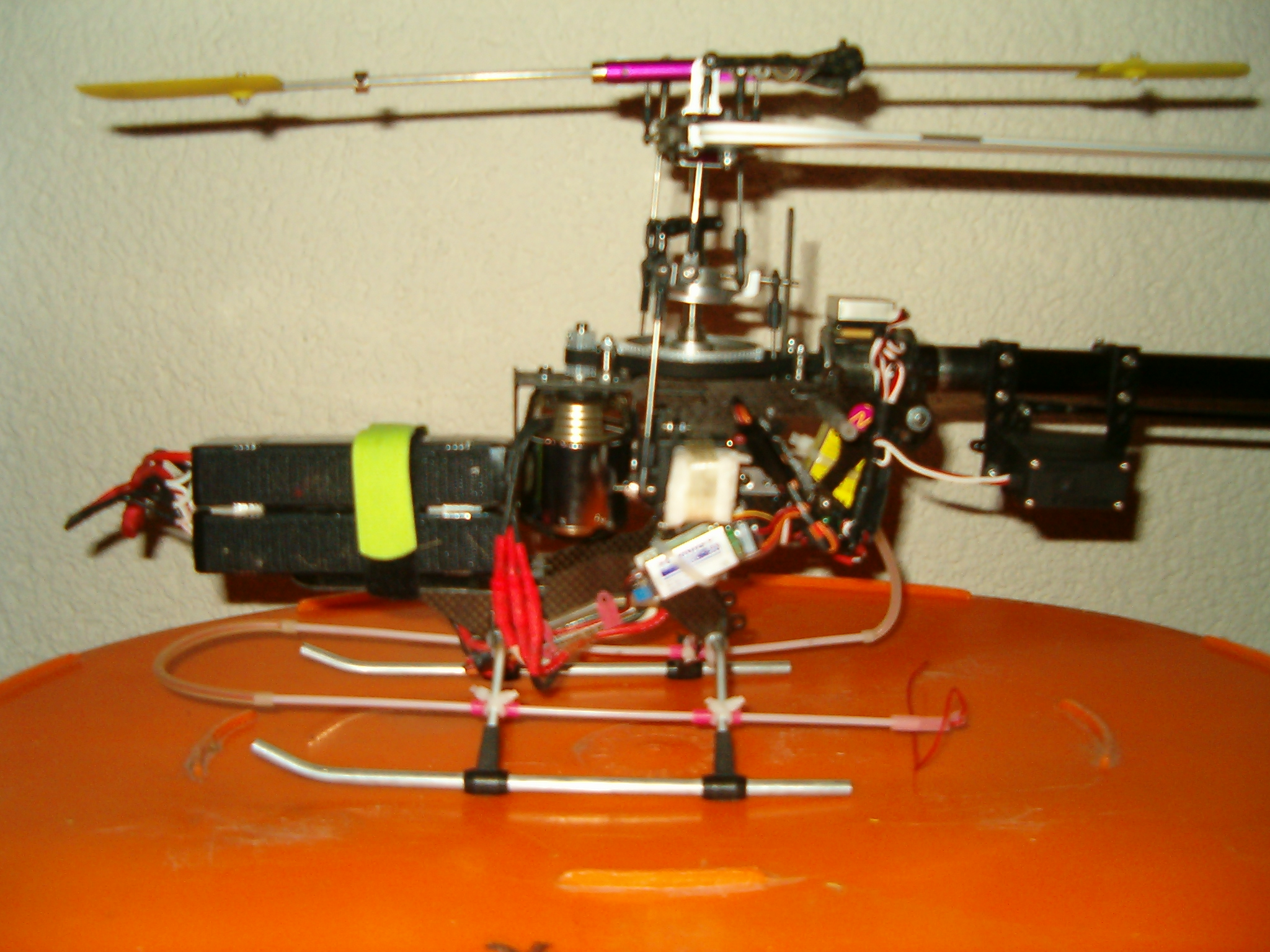 Wenns hell ist, geht der autofokus besser... aber _viel_ Motor im bischen heli