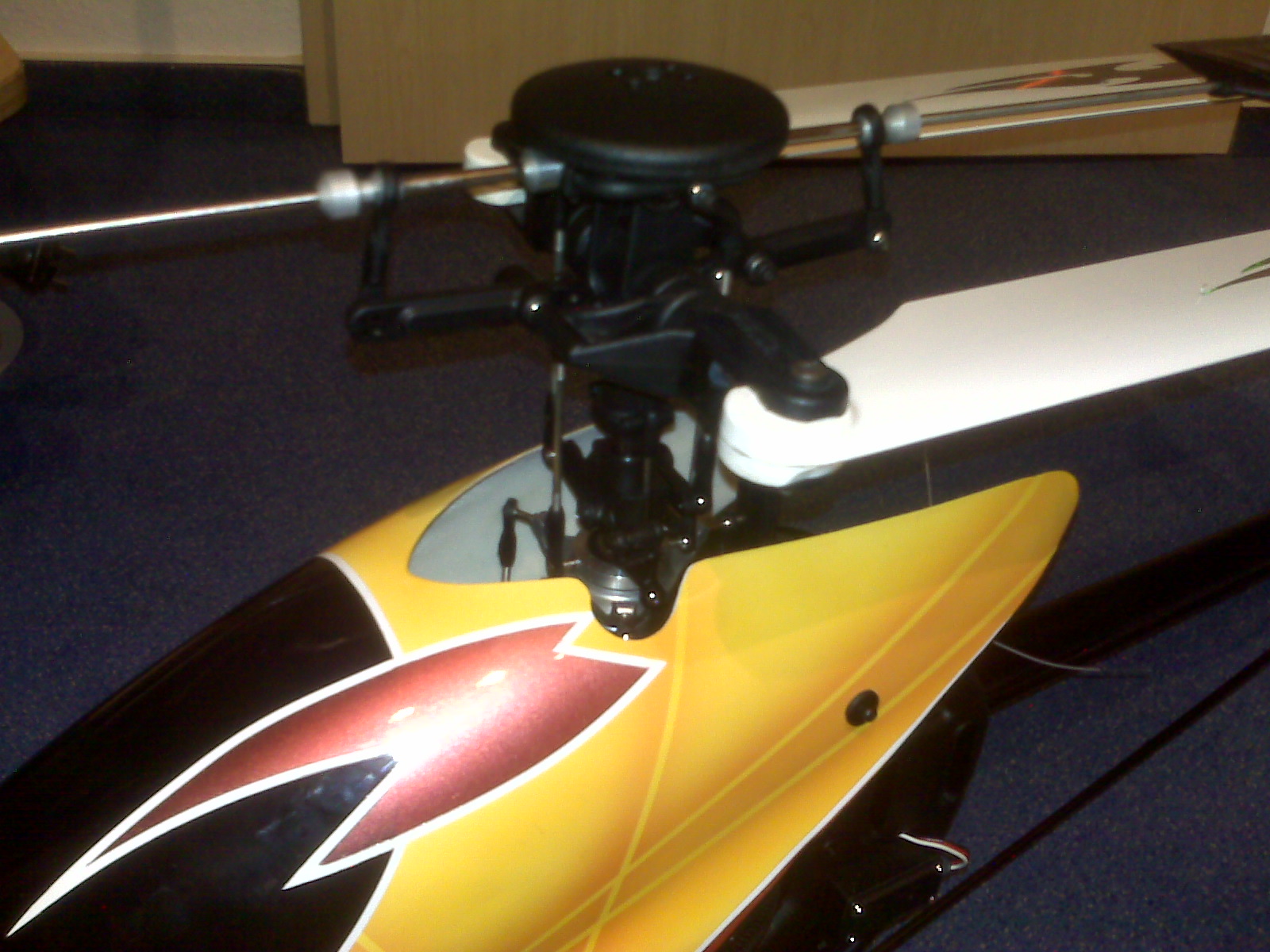 Haubengummis der Originalhaube und nur eben für den einen Anlenkhebel ein bißchen Platz gefräst