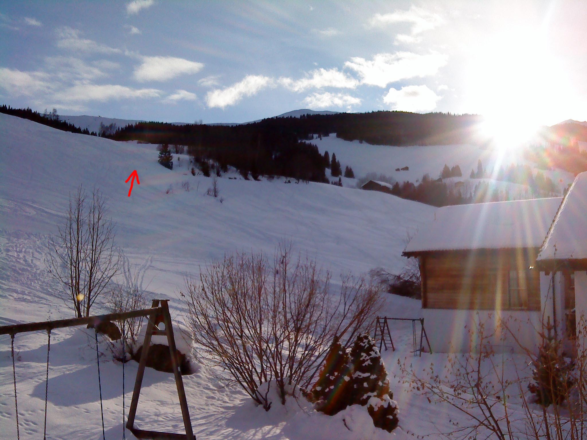 Blick auf 'den Hang'; Startplatz mit Pfeil markiert