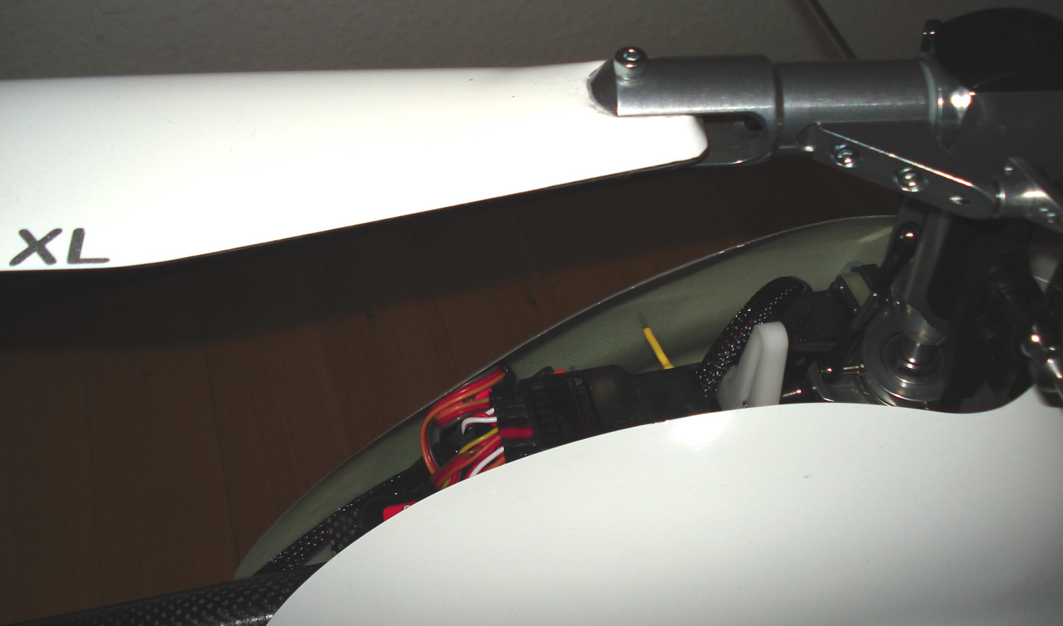 Spektrum AR7000 unter der Haube positioniert