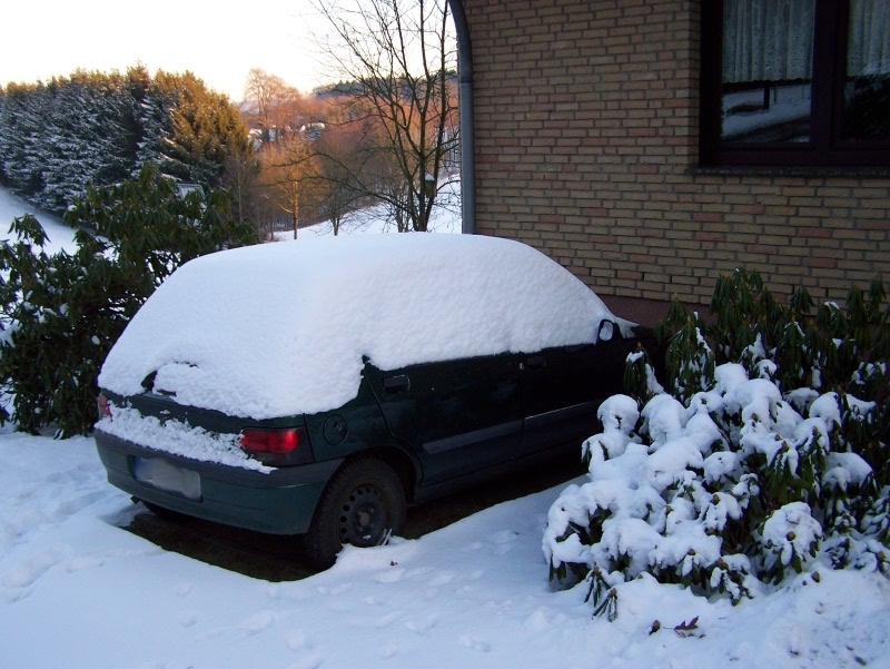 anonymes Auto mit &quot;Winter-Tarnkappe&quot; ;)