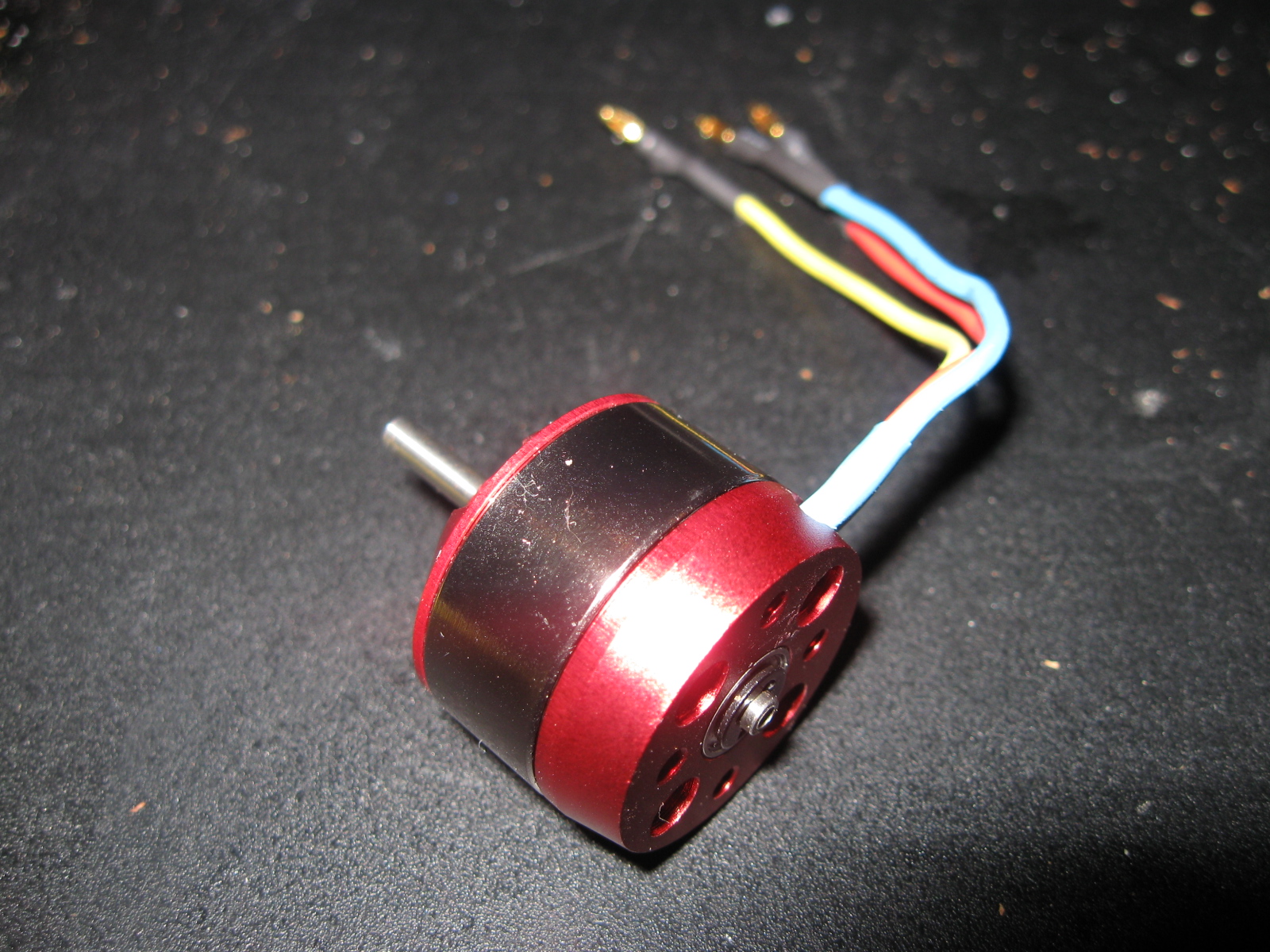 für diesen Motor habe ich mich letztendlich entschieden wegen der Befestigungsmöglichkeit hinten.