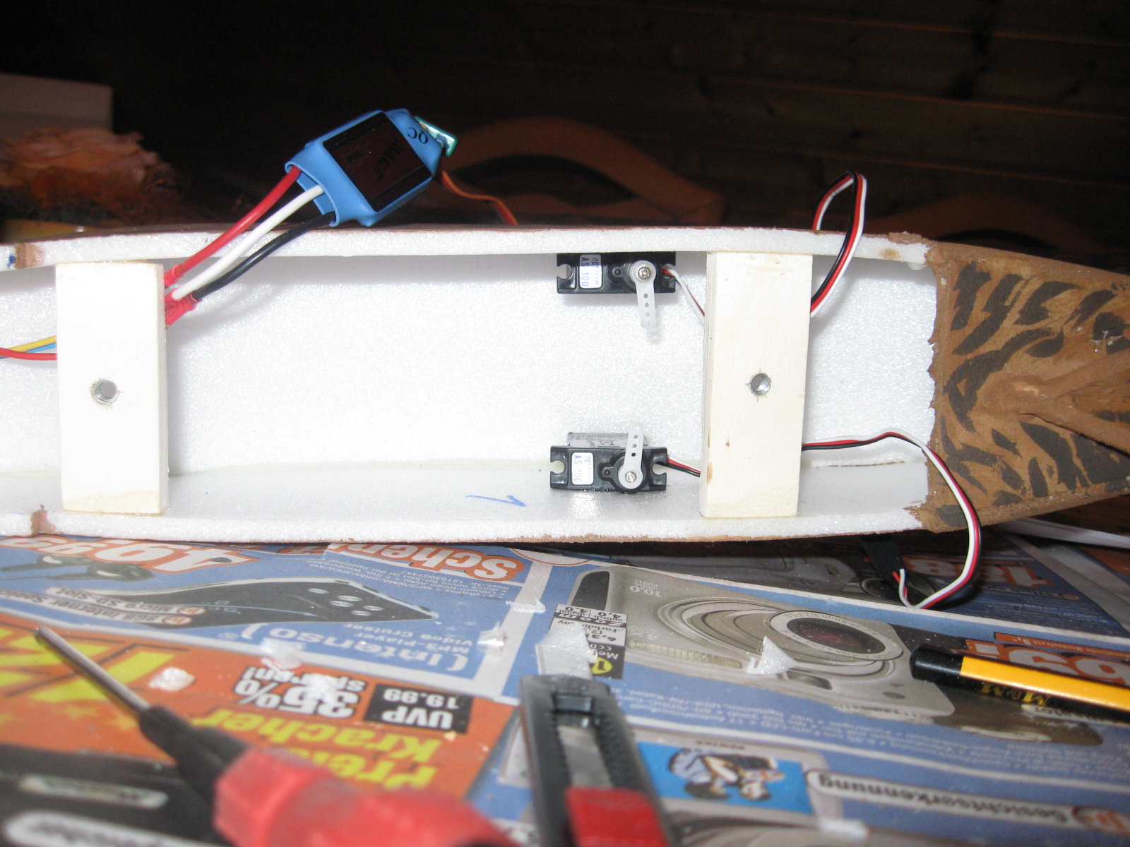 die sehen jetzt aus als wenn sie nicht genau gegenüber sind..... sind sie auch nicht..... aber das epoxy war noch nicht hart... ist korrigiert :D