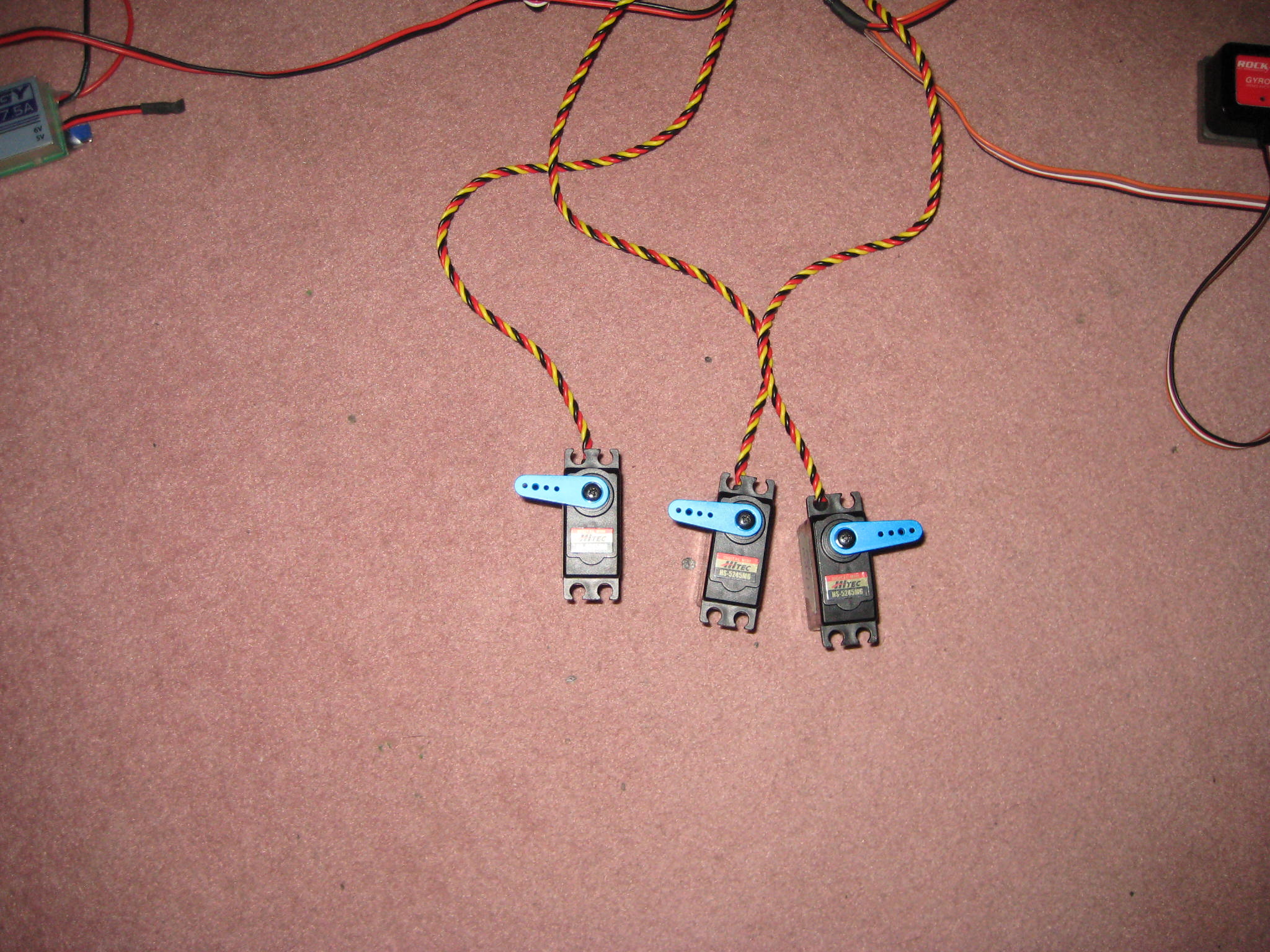 Und die Servos.. Hitec HS-5245MG Digital<br />bereits mit den passend montierten Aluservohebeln....