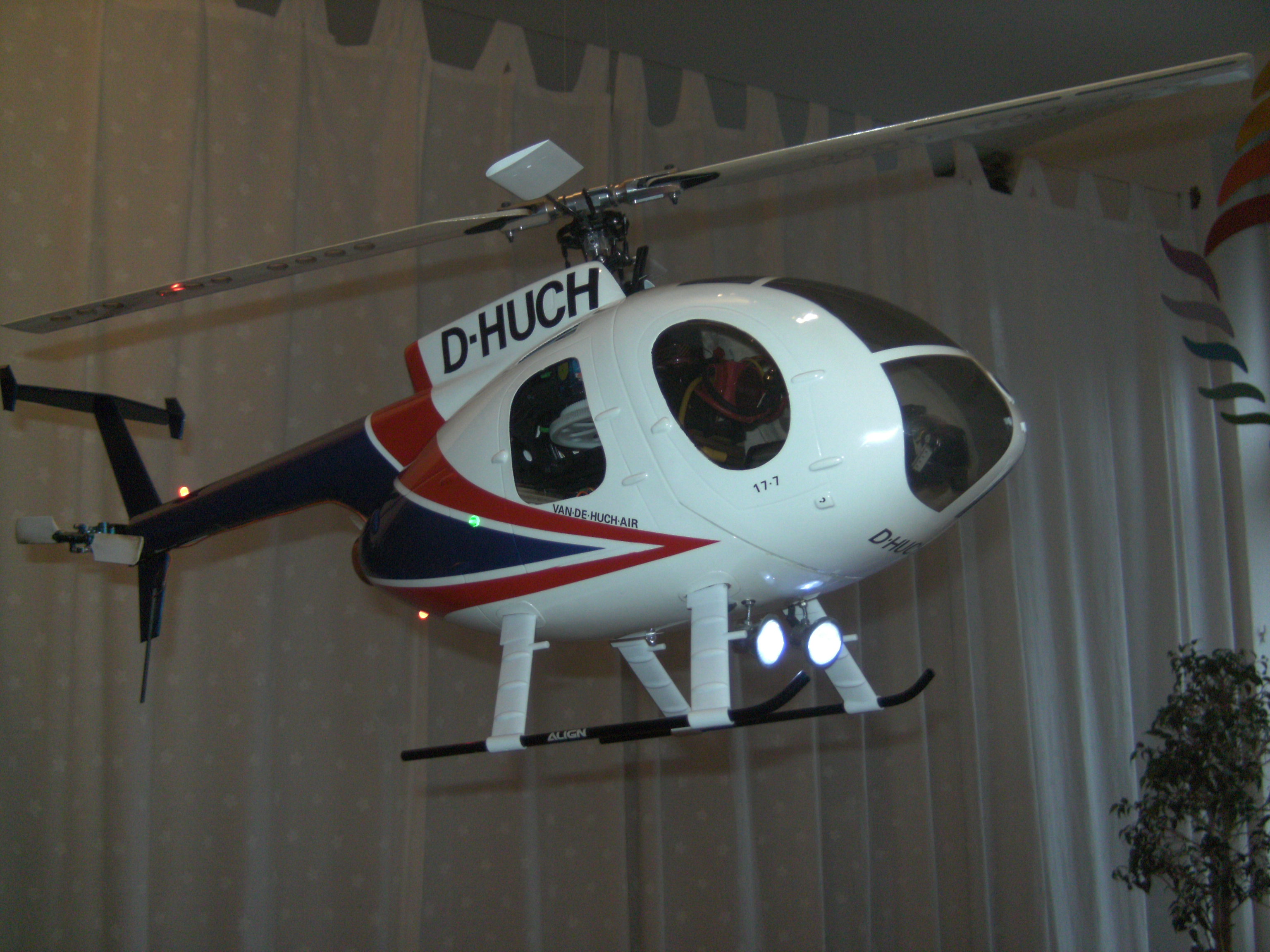 Hughes 500E mit Licht (zwar etwas funzelig - aber gut angedeutet)