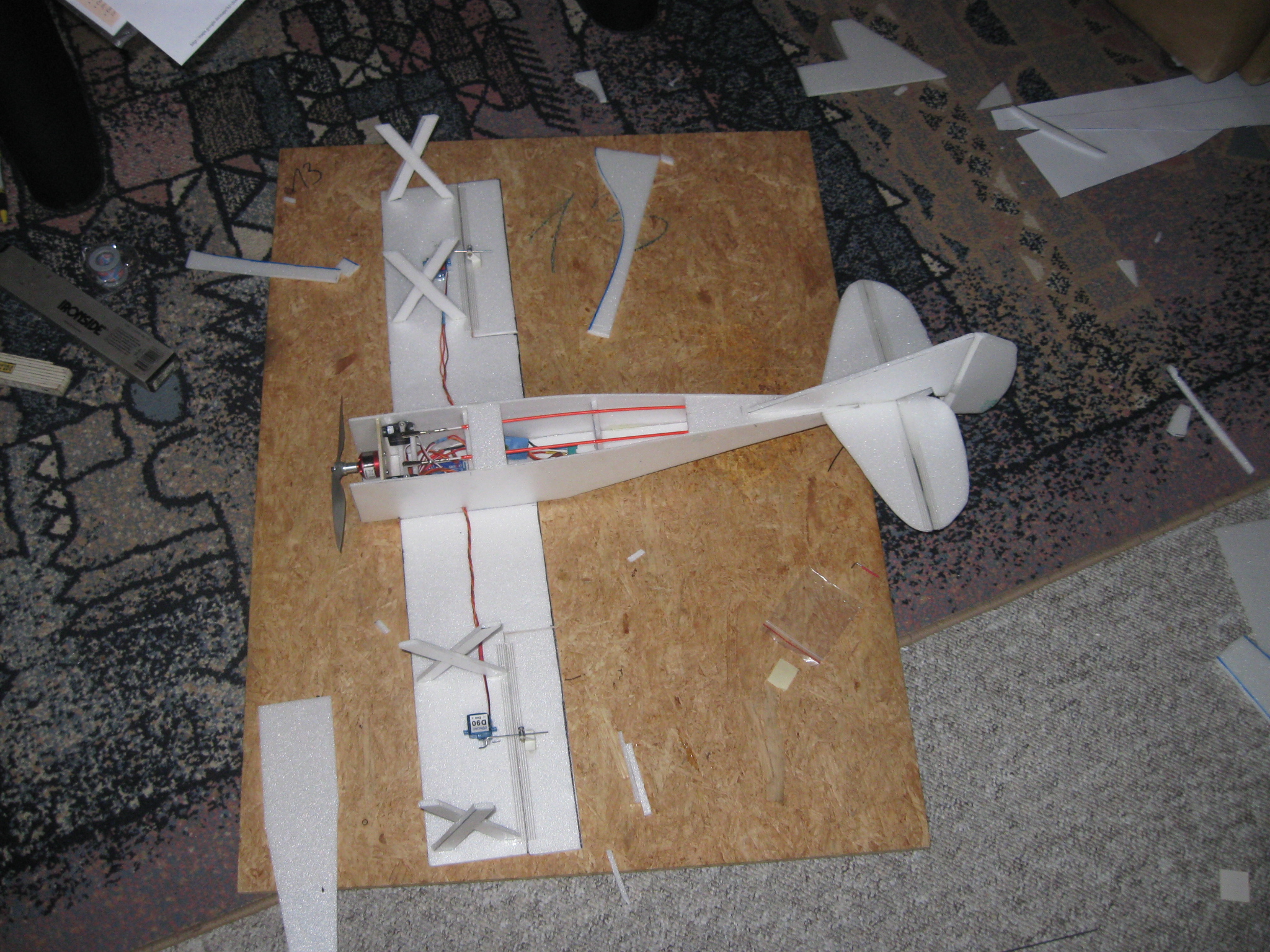 tja....... noch die Deckel für den Rumpf...... Flächen oben drauf.... und die Querruder verbinden... dann kann er theoretisch fliegen....