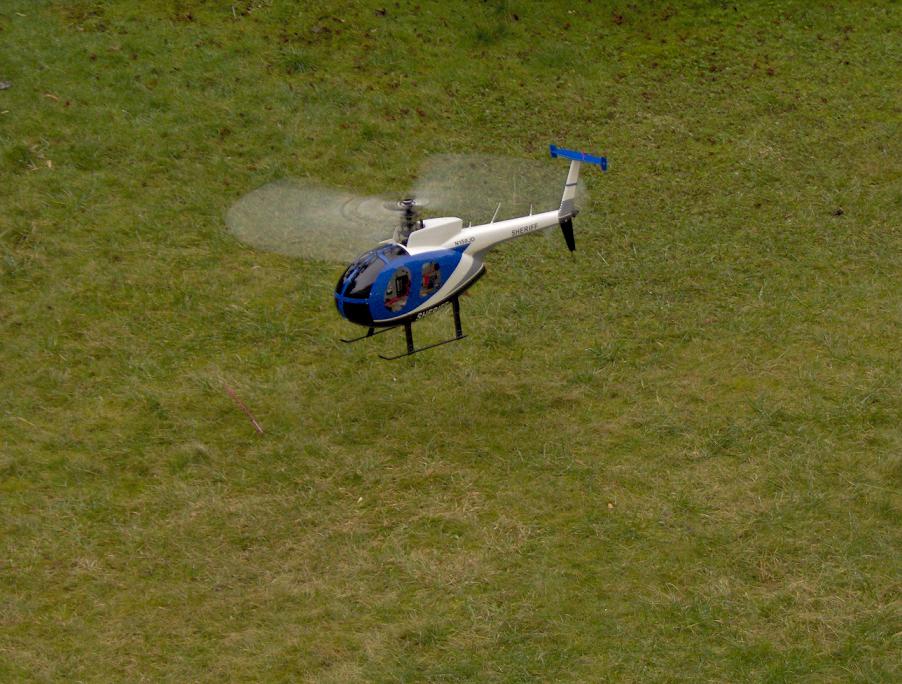 Hughes 500D mal kurz abheben lassen