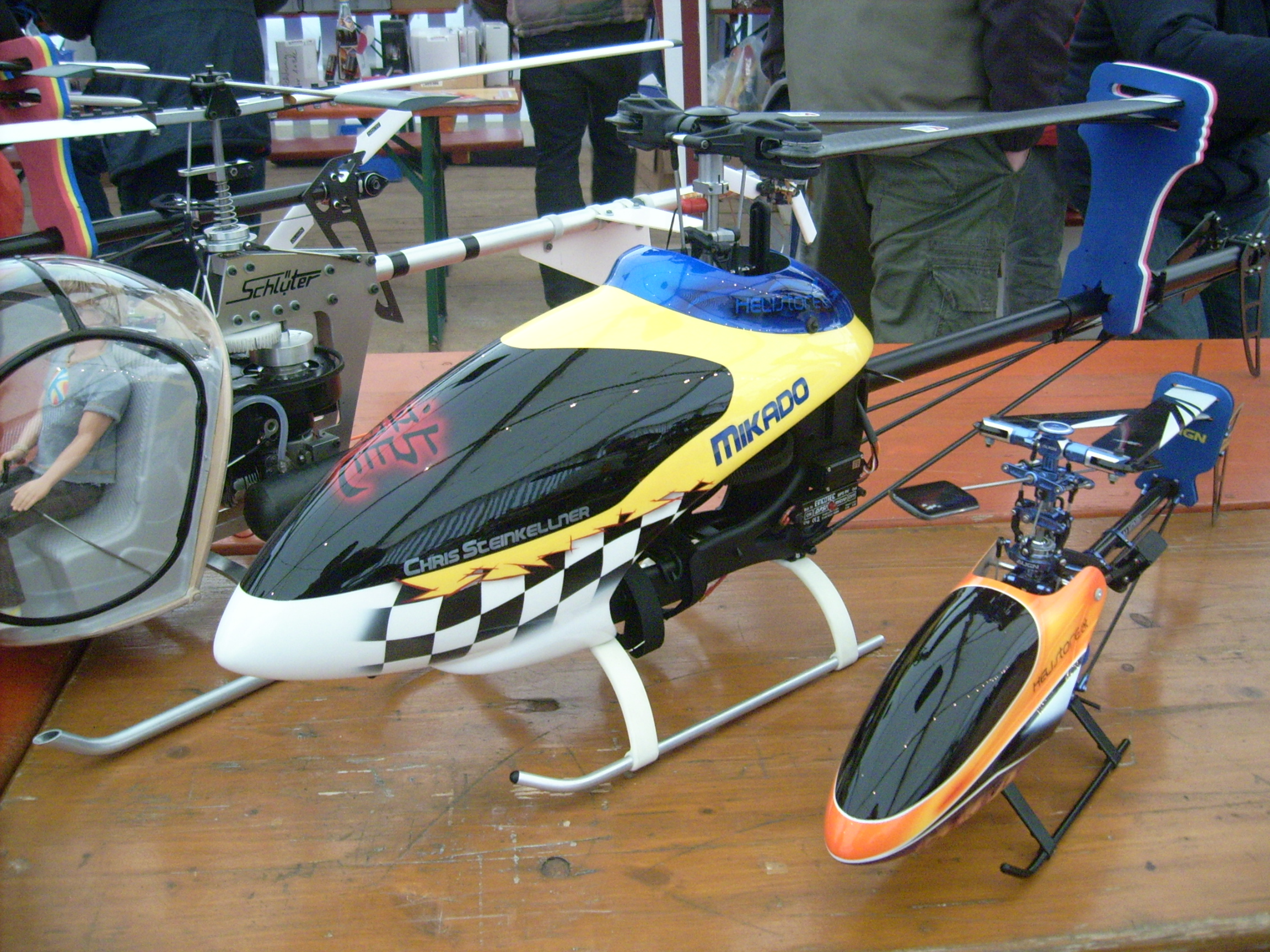 rechts ein T-Rex 450 der sich tapfer gegen den Logo breit macht