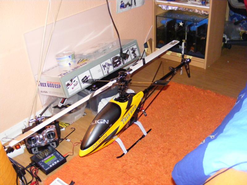Er passt grad so in mein Zimmer; nicht die unordnung beachten ! In meinen Zimmer wird nur geshlafen und am Heli gebaut ;)