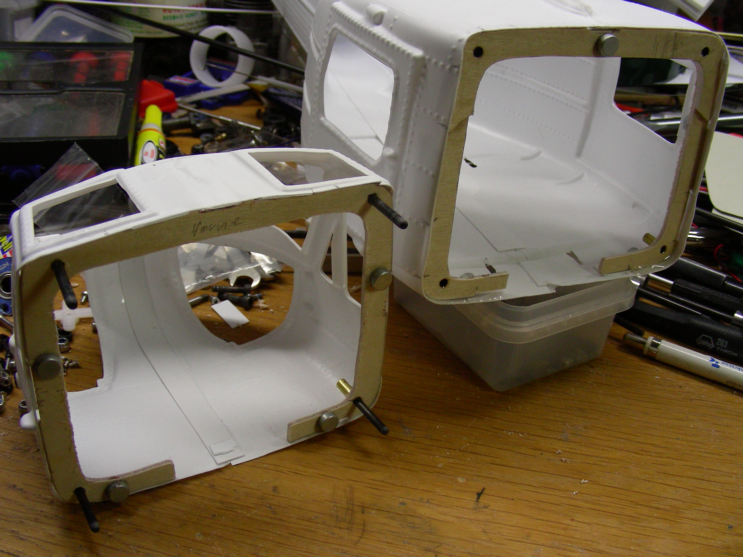 ein paar Löcher, etwas Messing, CFK, Magnete... eine Laubsäge...