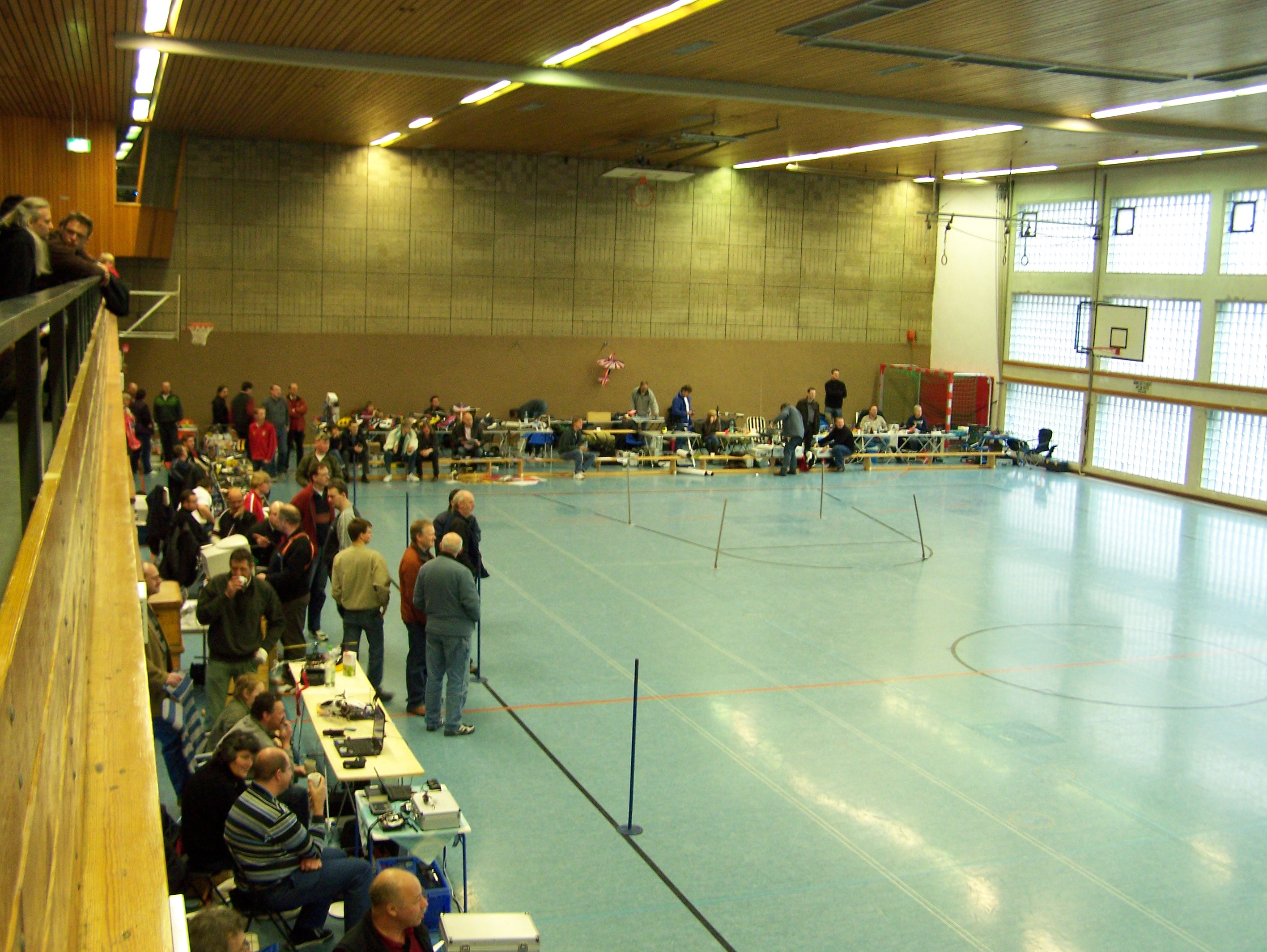 ein Blick von oben, rechts ist ein Teil des Parcours für den &quot;Microheli-Cup&quot;