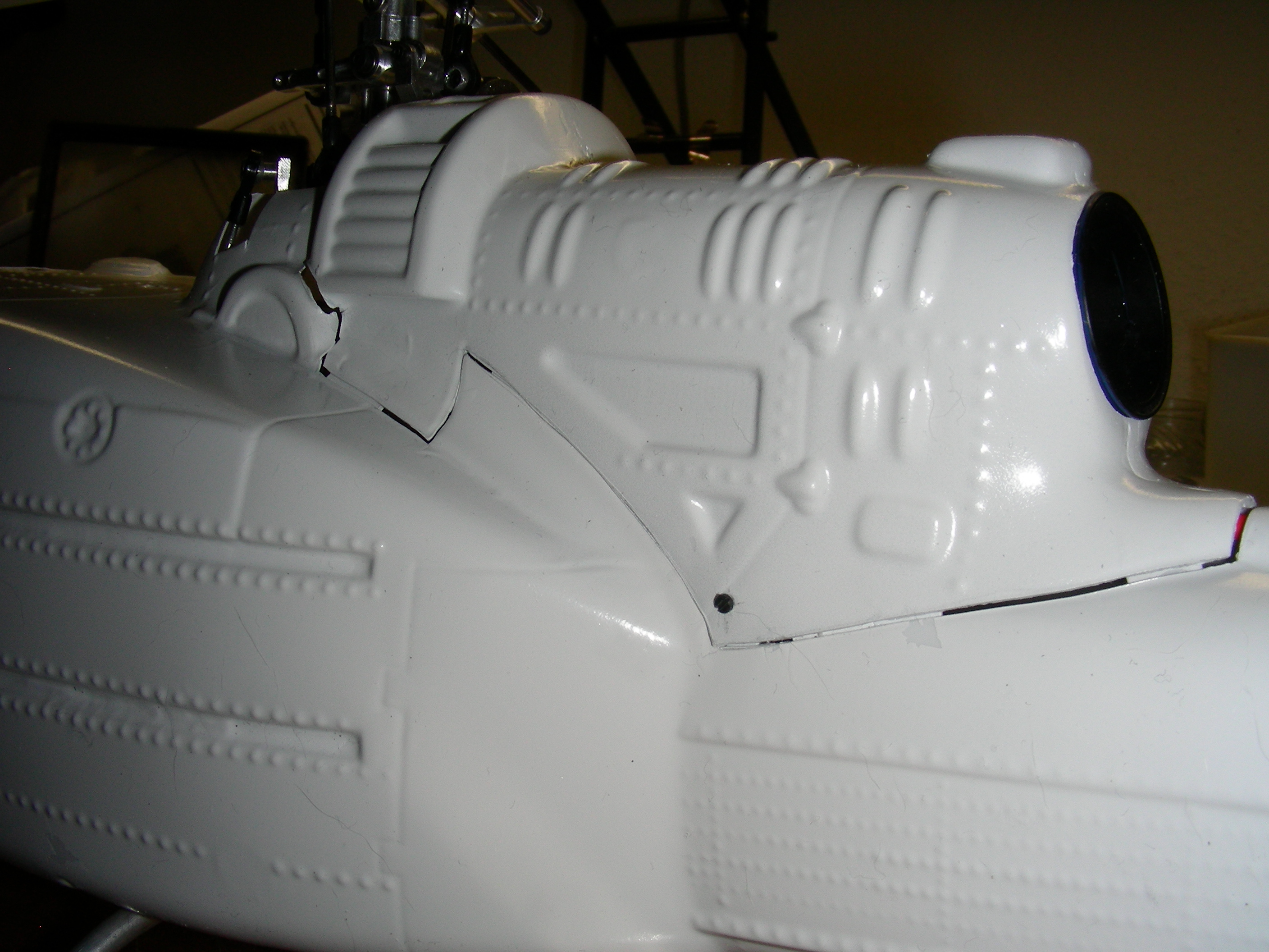 und Schrauben an der Triebwerksabdeckung