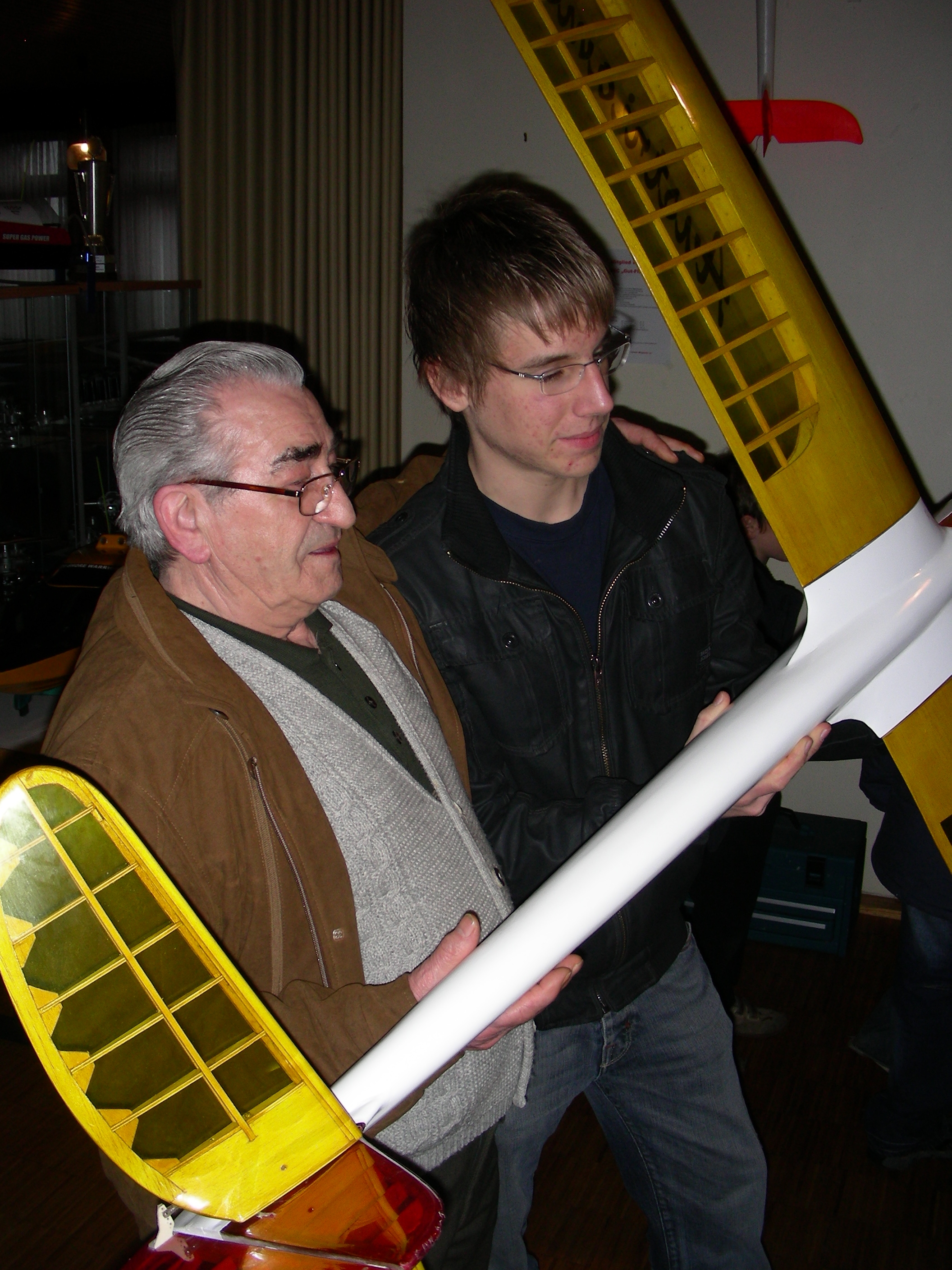 M3LON neben dem Erbauer der Austriameise bei der Übergabe