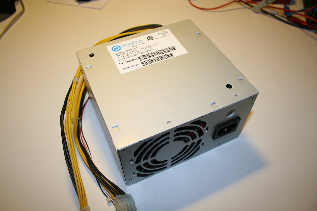 Sieht erstmal aus wie ein normales Netzteil... allerdings ohne Netzschalter.