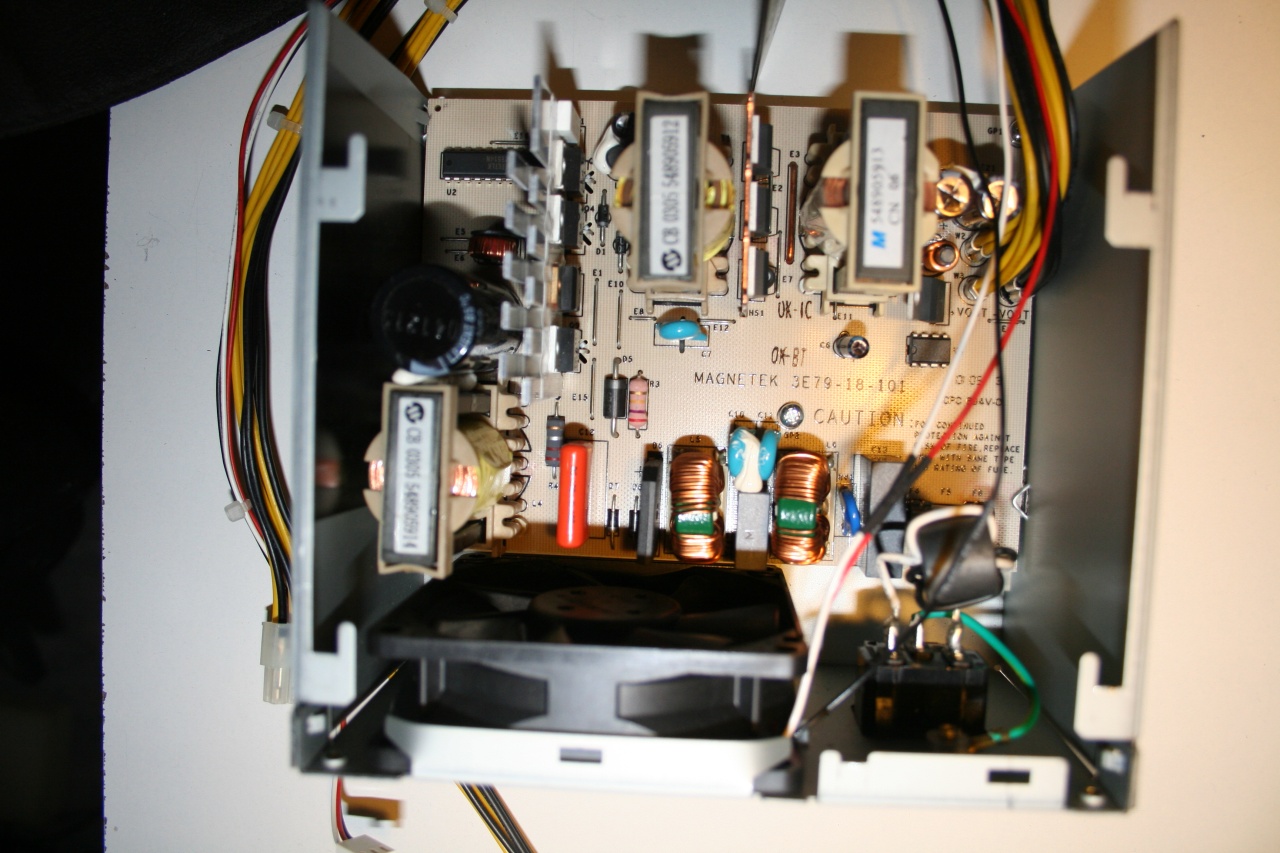 ...nach etwas rumgeschiebe ist es offen. Auf den ersten Blick sieht es zumindest nicht nach übelstem Chinamüll aus. Die Kabel vom Lüfter sind 1:1 nach aussen geführt, da muss noch was geändert werden...