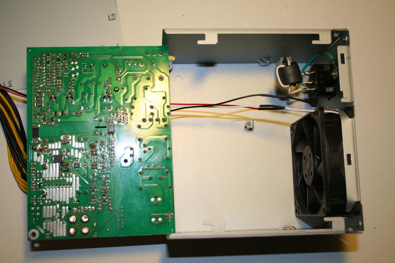 ...mal die Platine umgedreht, sieht auch nicht sooo schlecht aus.