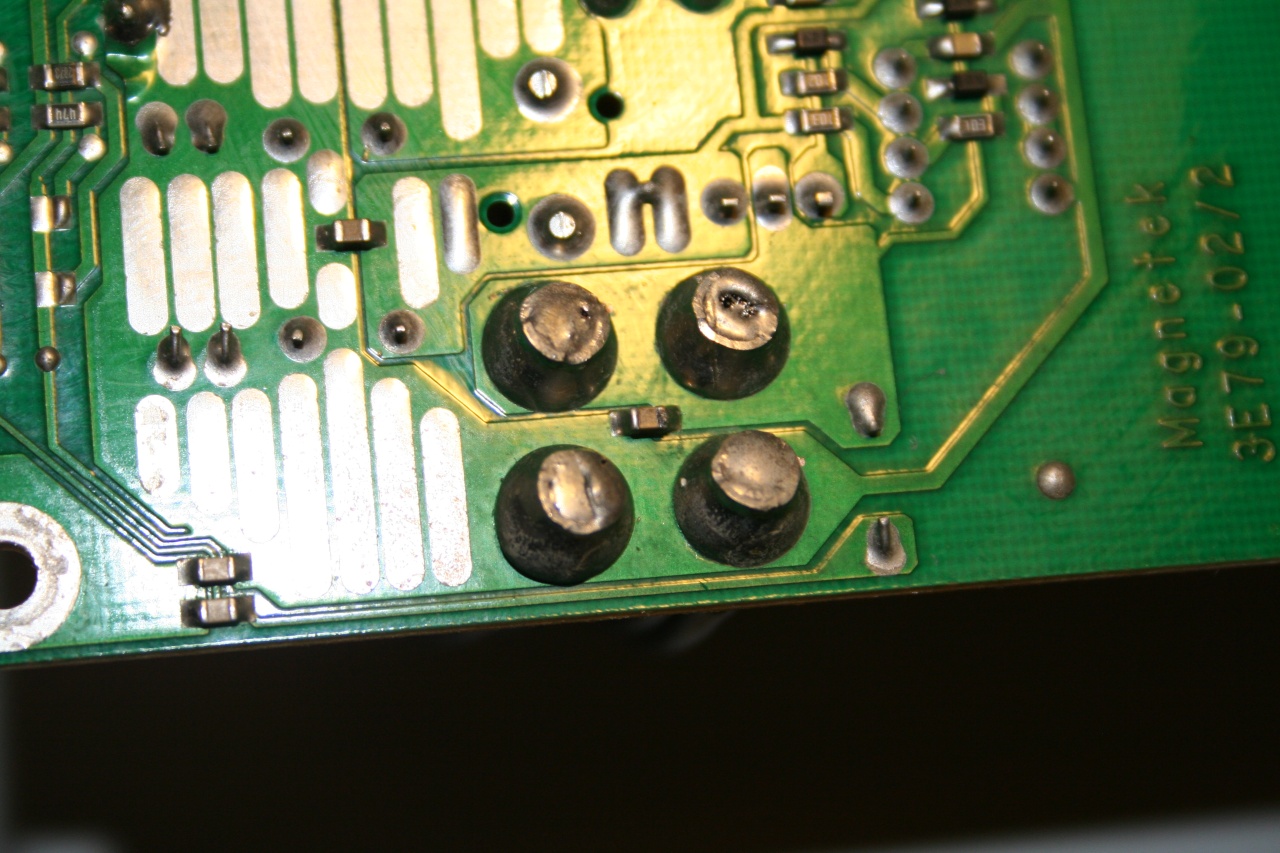 Sehr schön, alle Anschlüsse werden von einem Strang gespeist. D.h. man kann darüber die volle Last ziehen.