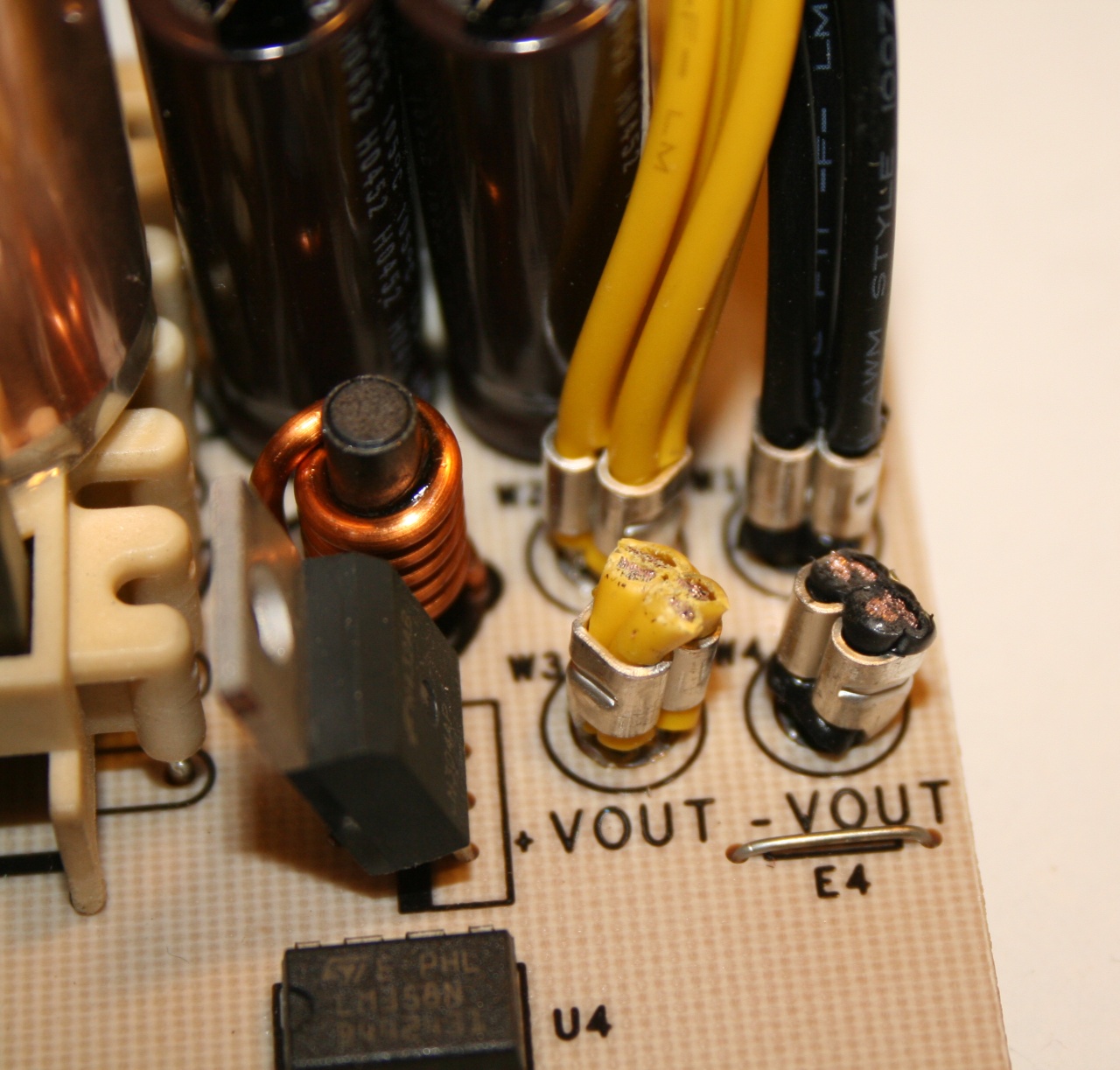 Den zweiten Kabelbaum habe ich mal abgetrennt, da ich ihn nicht benötige und auch irgendwo den Lüfter anschliessen muss...