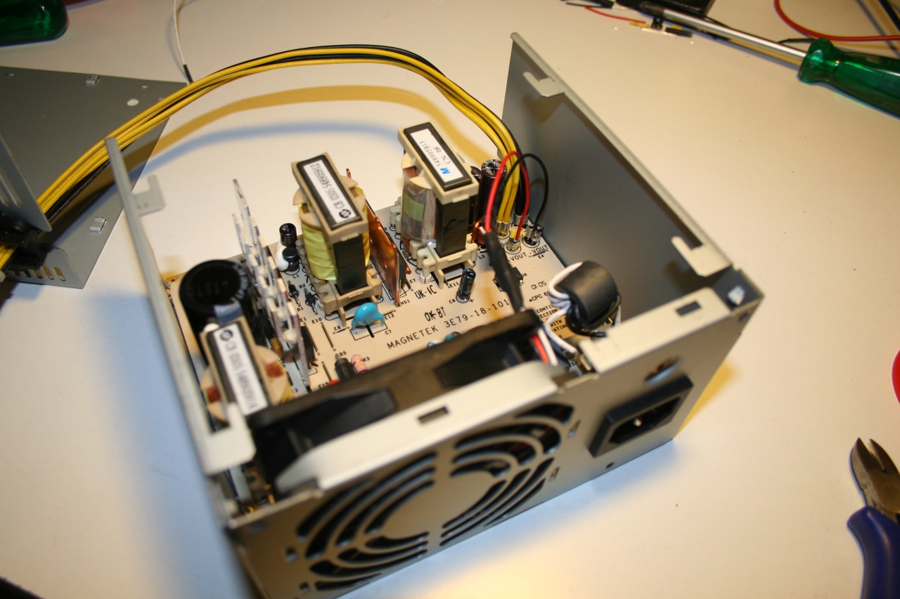 So, der Lüfter ist angeschlossen, in die Plusleitung habe ich noch einen 10 Ohm Widerstand eingelötet (13,6V -> 12V) und das ganze eingeschrumpft...