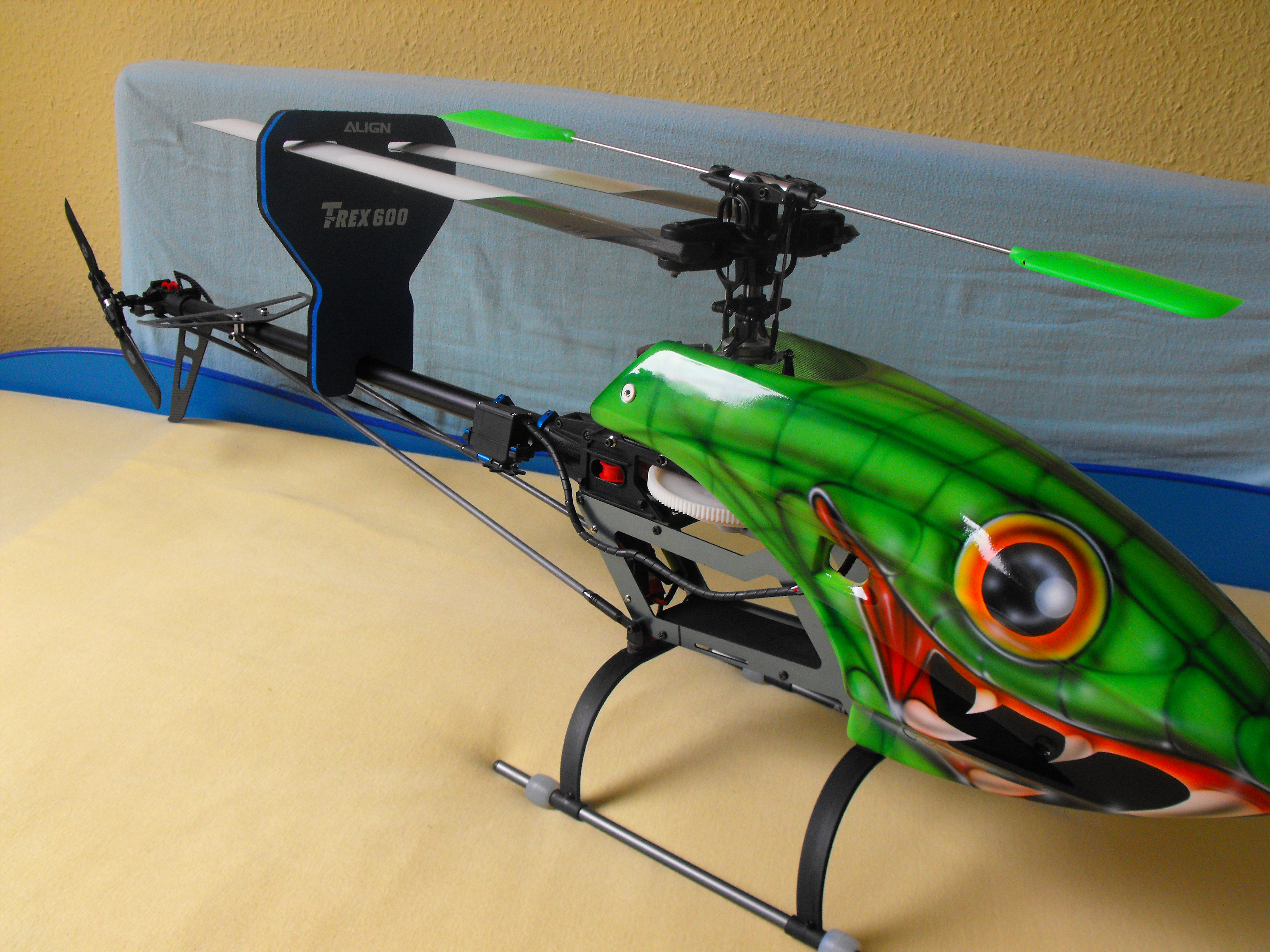 Das neue Schwarze Landegestell, vom T-Rex 600...