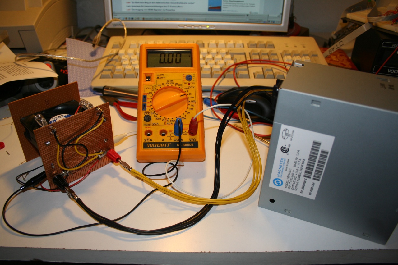 Der Testaufbau mit 2x 50W Lampen... die effektive Leistung ist 1,28mal höher aufgrund der höheren Spannung.