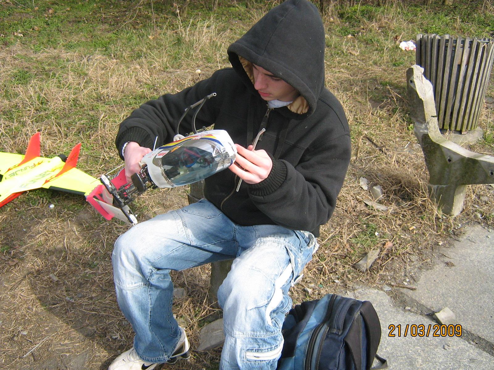 David beim schrauben.JPG