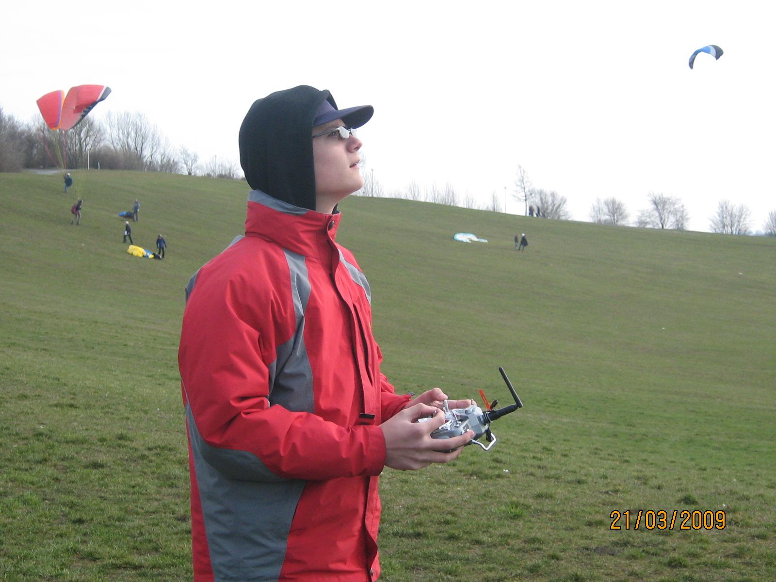 Jonas beim fliegen.JPG